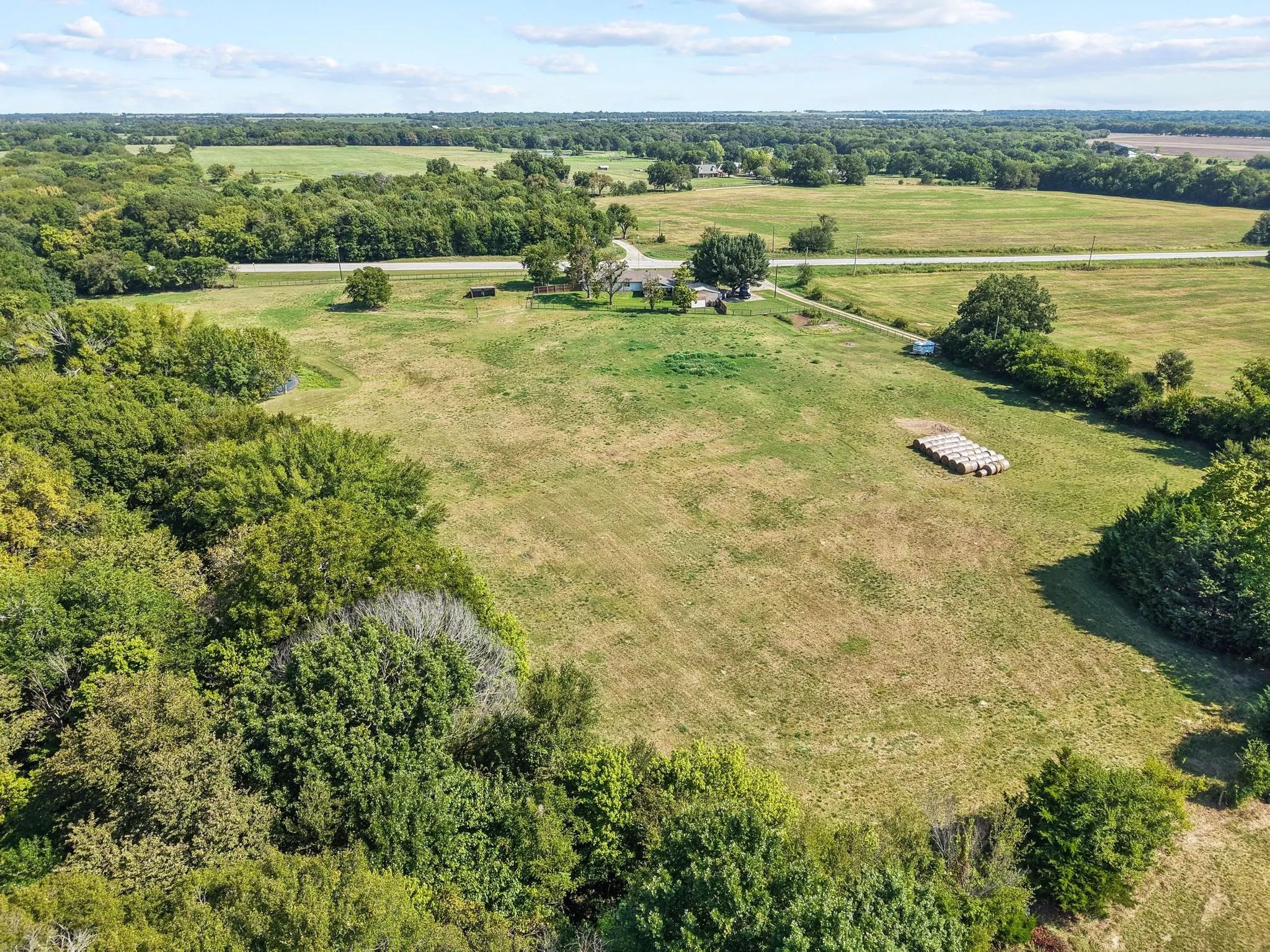 Single Family Residence For Sale in Fannin County , 11731 NW State Highway 11, Whitewright, Texas 75491, 3 Bedroom, 2 Bathroom, 2 Garage spaces, 2,400 Sqft, built in 1942, mls#21386507, Real Estate Agent in Whitewright, Homes For Sale in Fannin county, Homes For Sale in Whitewright, Realtor in Whitewright Texas, Real Estate Brokerage Independent Realty Texas, Luminita Cordes Realtor