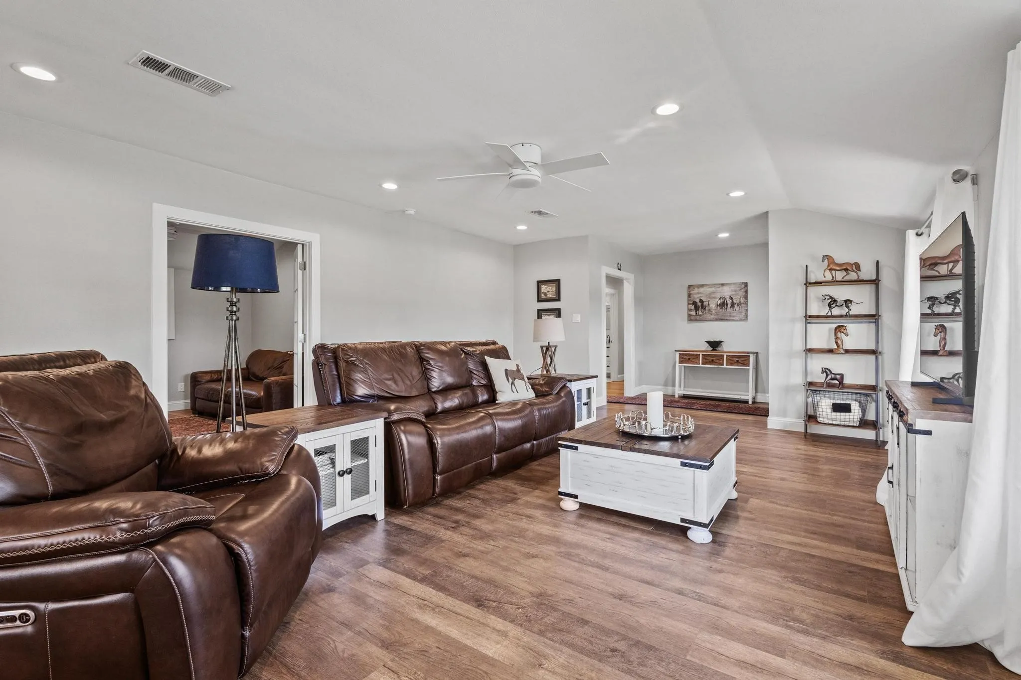 Single Family Residence For Sale in Fannin County , 11731 NW State Highway 11, Whitewright, Texas 75491, 3 Bedroom, 2 Bathroom, 2 Garage spaces, 2,400 Sqft, built in 1942, mls#21386507, Real Estate Agent in Whitewright, Homes For Sale in Fannin county, Homes For Sale in Whitewright, Realtor in Whitewright Texas, Real Estate Brokerage Independent Realty Texas, Luminita Cordes Realtor