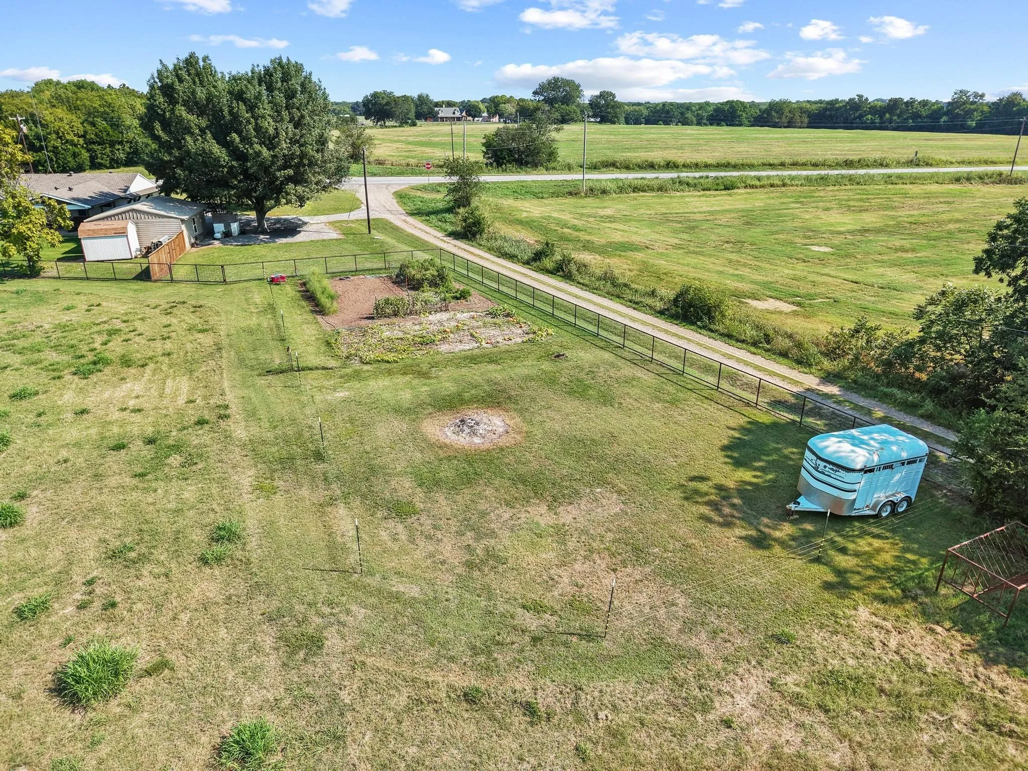 Single Family Residence For Sale in Fannin County , 11731 NW State Highway 11, Whitewright, Texas 75491, 3 Bedroom, 2 Bathroom, 2 Garage spaces, 2,400 Sqft, built in 1942, mls#21386507, Real Estate Agent in Whitewright, Homes For Sale in Fannin county, Homes For Sale in Whitewright, Realtor in Whitewright Texas, Real Estate Brokerage Independent Realty Texas, Luminita Cordes Realtor