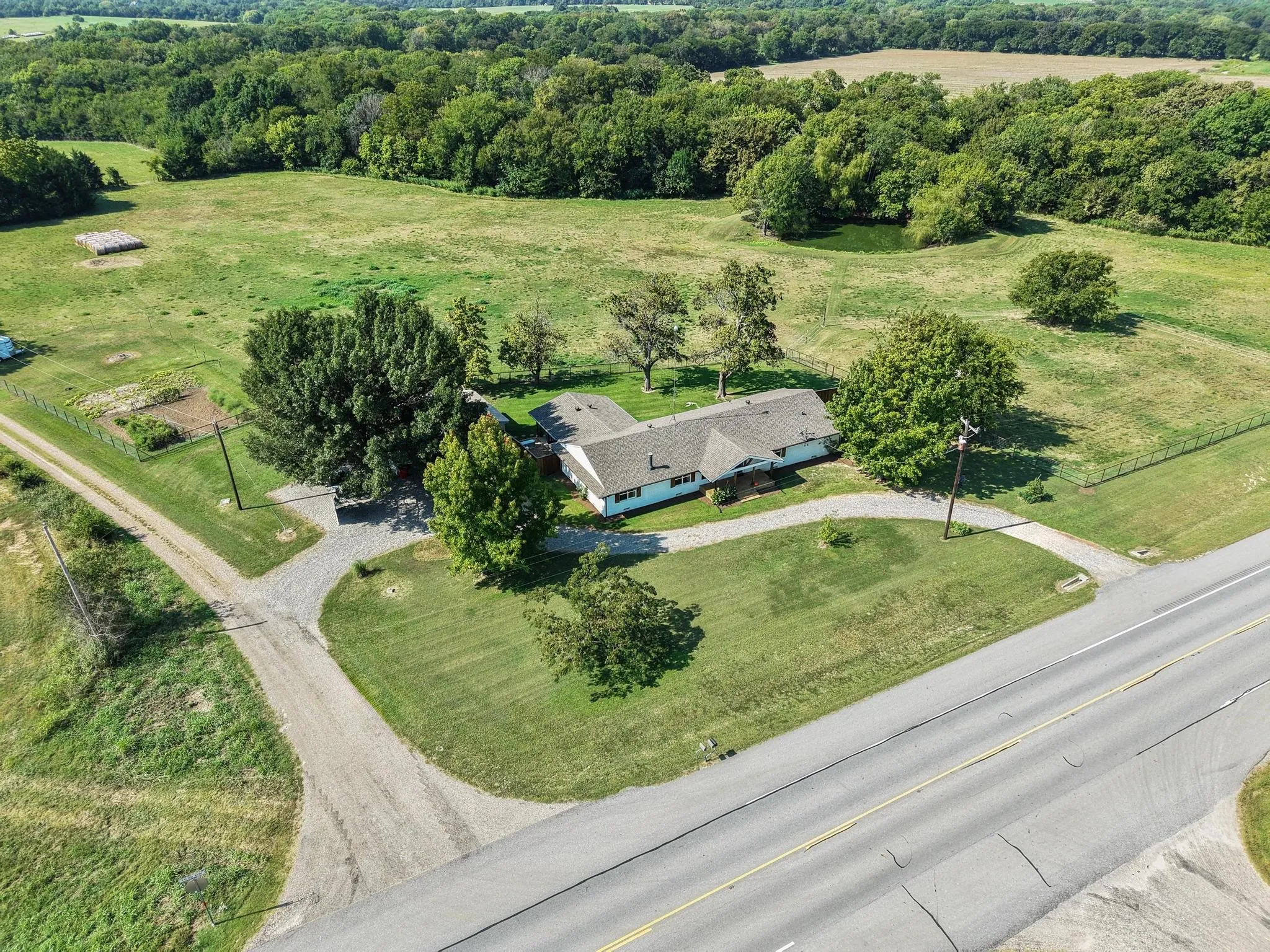 Single Family Residence For Sale in Fannin County , 11731 NW State Highway 11, Whitewright, Texas 75491, 3 Bedroom, 2 Bathroom, 2 Garage spaces, 2,400 Sqft, built in 1942, mls#21386507, Real Estate Agent in Whitewright, Homes For Sale in Fannin county, Homes For Sale in Whitewright, Realtor in Whitewright Texas, Real Estate Brokerage Independent Realty Texas, Luminita Cordes Realtor