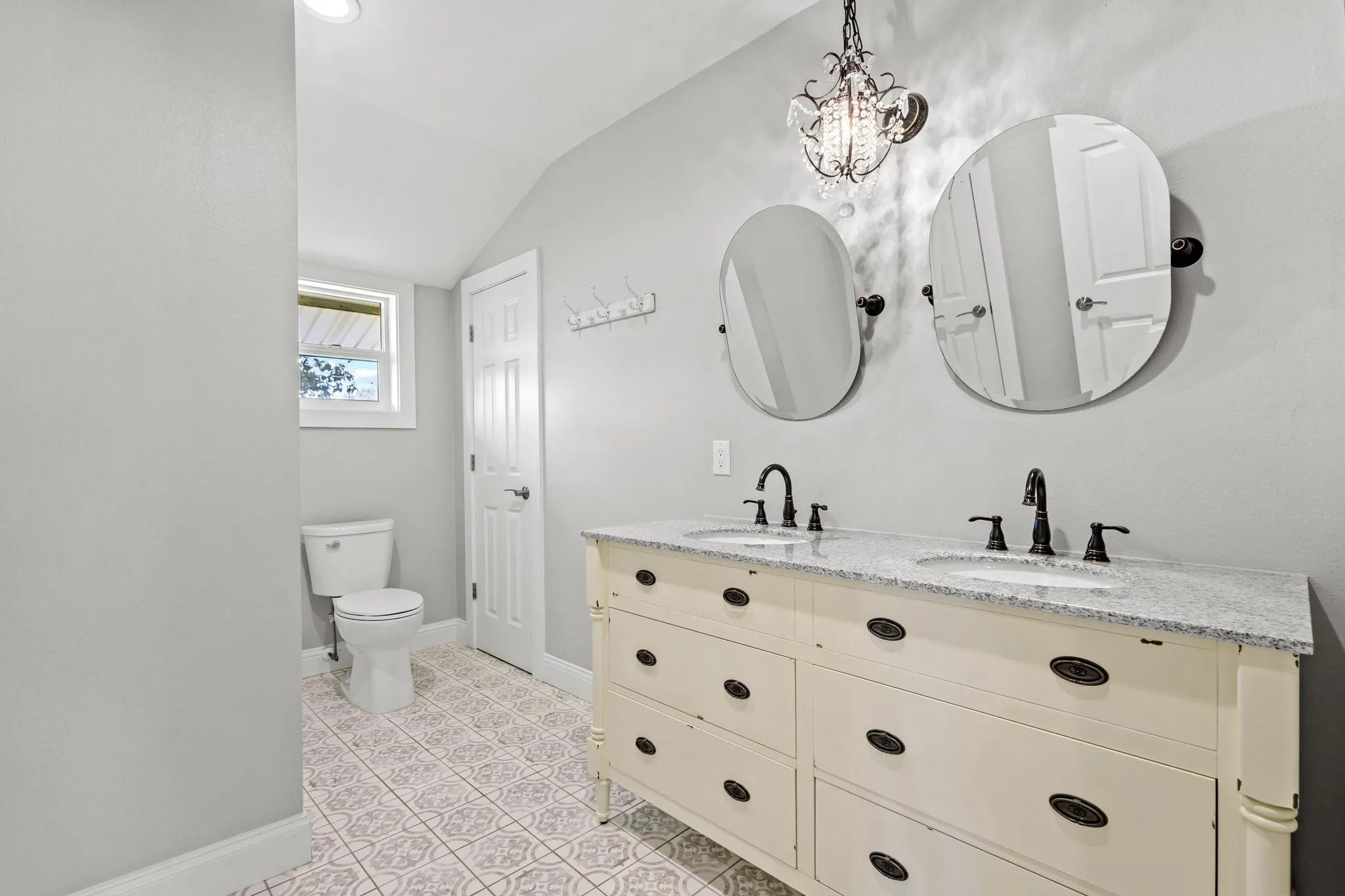 Single Family Residence For Sale in Fannin County , 11731 NW State Highway 11, Whitewright, Texas 75491, 3 Bedroom, 2 Bathroom, 2 Garage spaces, 2,400 Sqft, built in 1942, mls#21386507, Real Estate Agent in Whitewright, Homes For Sale in Fannin county, Homes For Sale in Whitewright, Realtor in Whitewright Texas, Real Estate Brokerage Independent Realty Texas, Luminita Cordes Realtor