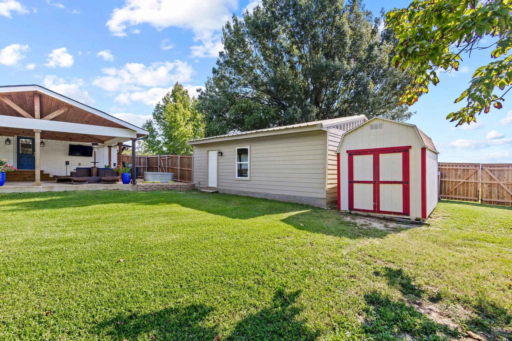 Single Family Residence For Sale in Fannin County , 11731 NW State Highway 11, Whitewright, Texas 75491, 3 Bedroom, 2 Bathroom, 2 Garage spaces, 2,400 Sqft, built in 1942, mls#21386507, Real Estate Agent in Whitewright, Homes For Sale in Fannin county, Homes For Sale in Whitewright, Realtor in Whitewright Texas, Real Estate Brokerage Independent Realty Texas, Luminita Cordes Realtor