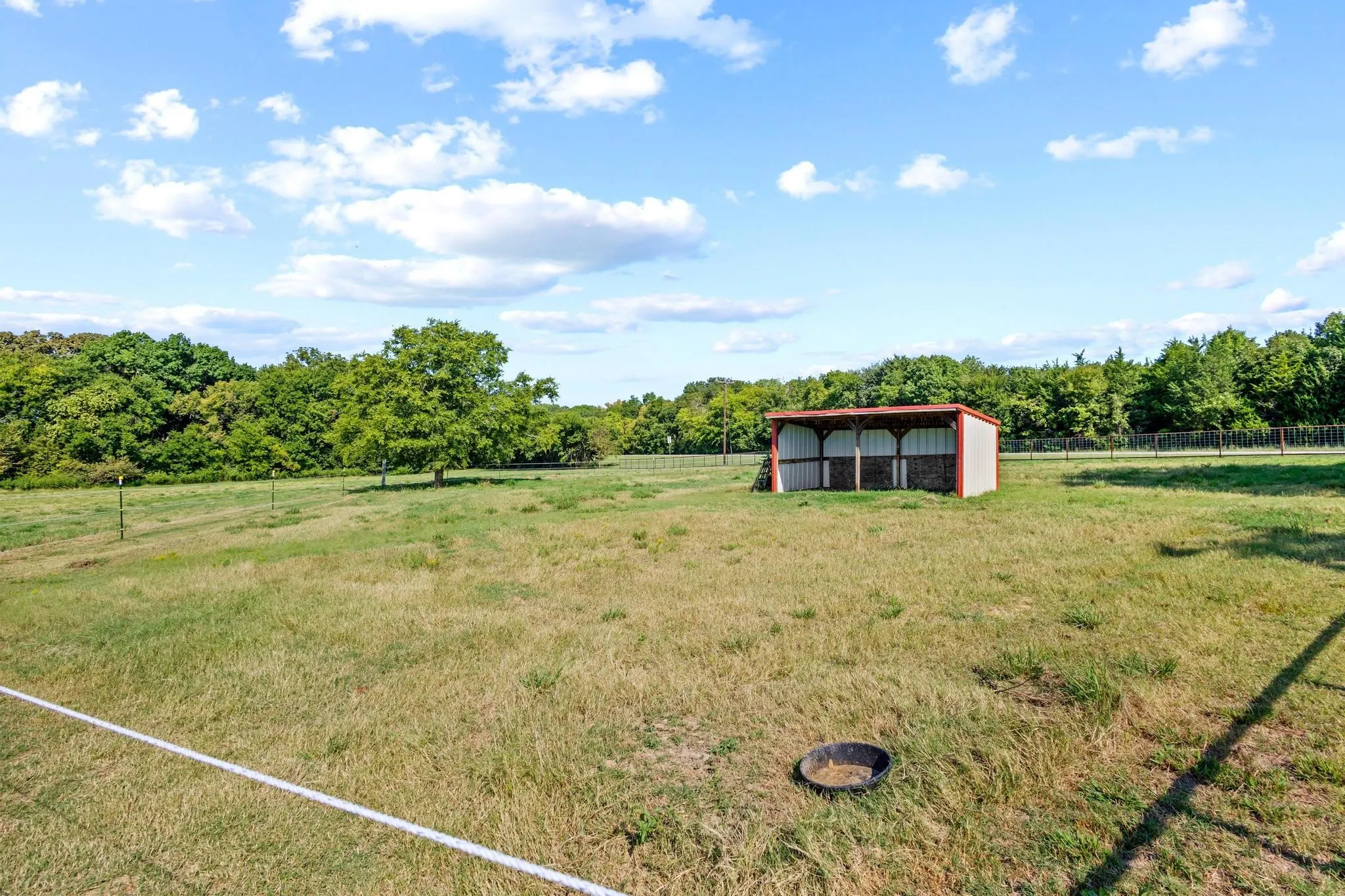 Single Family Residence For Sale in Fannin County , 11731 NW State Highway 11, Whitewright, Texas 75491, 3 Bedroom, 2 Bathroom, 2 Garage spaces, 2,400 Sqft, built in 1942, mls#21386507, Real Estate Agent in Whitewright, Homes For Sale in Fannin county, Homes For Sale in Whitewright, Realtor in Whitewright Texas, Real Estate Brokerage Independent Realty Texas, Luminita Cordes Realtor