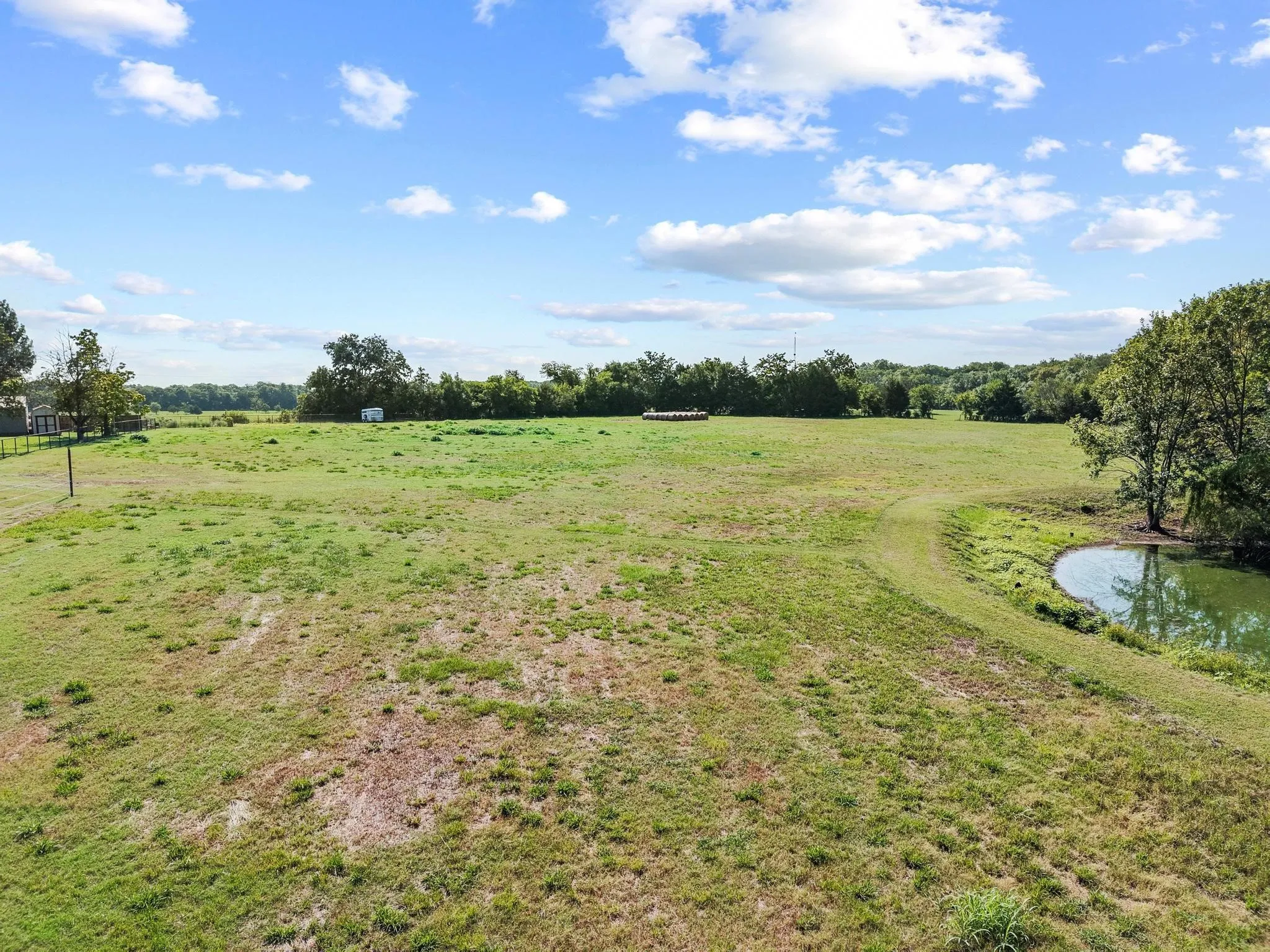 Single Family Residence For Sale in Fannin County , 11731 NW State Highway 11, Whitewright, Texas 75491, 3 Bedroom, 2 Bathroom, 2 Garage spaces, 2,400 Sqft, built in 1942, mls#21386507, Real Estate Agent in Whitewright, Homes For Sale in Fannin county, Homes For Sale in Whitewright, Realtor in Whitewright Texas, Real Estate Brokerage Independent Realty Texas, Luminita Cordes Realtor