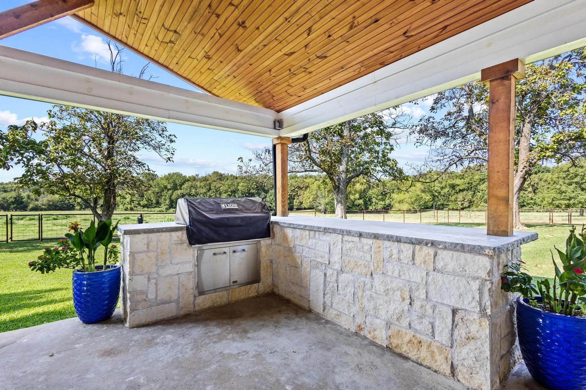 Single Family Residence For Sale in Fannin County , 11731 NW State Highway 11, Whitewright, Texas 75491, 3 Bedroom, 2 Bathroom, 2 Garage spaces, 2,400 Sqft, built in 1942, mls#21386507, Real Estate Agent in Whitewright, Homes For Sale in Fannin county, Homes For Sale in Whitewright, Realtor in Whitewright Texas, Real Estate Brokerage Independent Realty Texas, Luminita Cordes Realtor