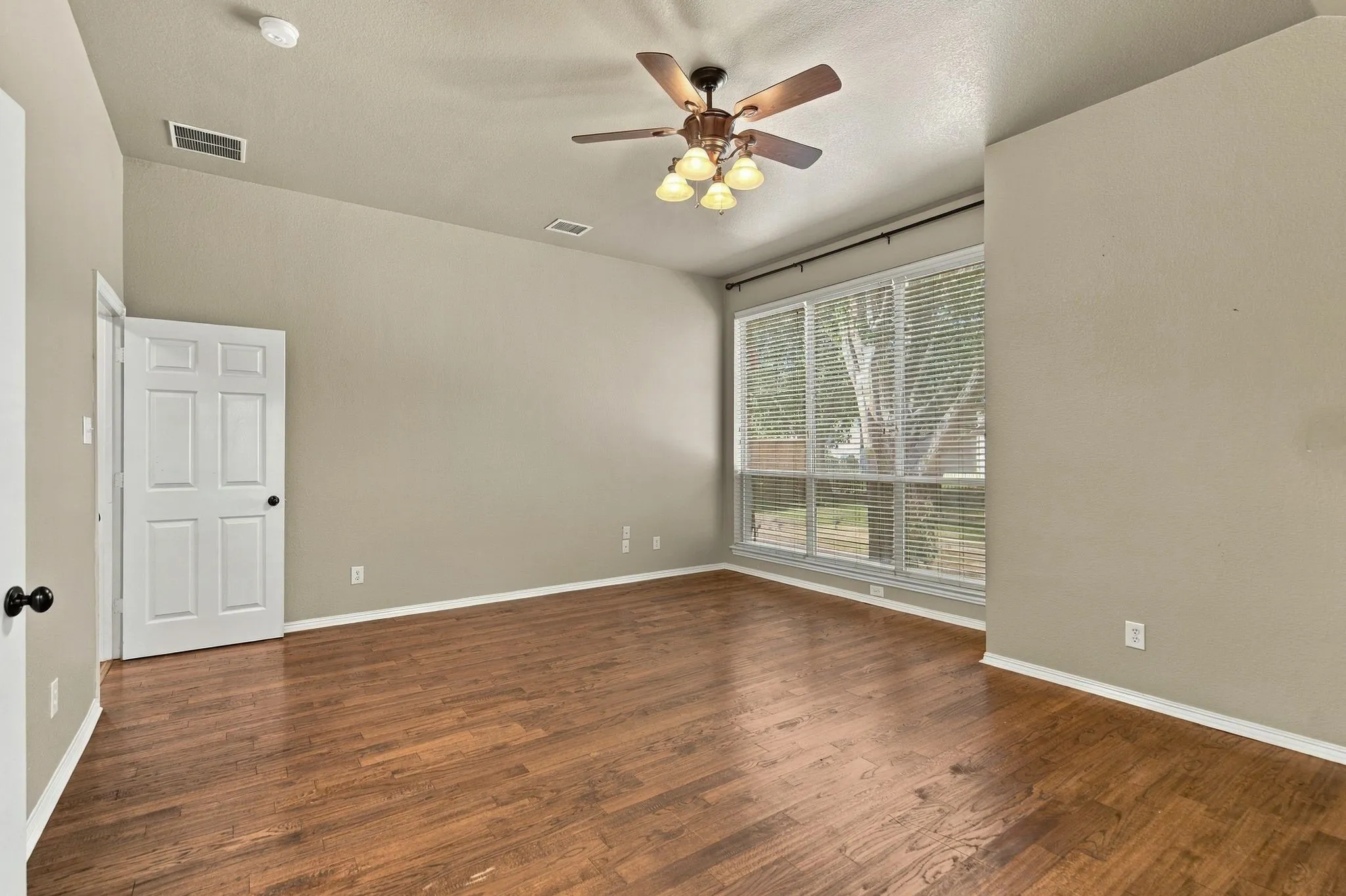 Single Family Residence For Sale in Denton County , 9991 Slick Rock Trail, Frisco, Texas 75033, 4 Bedroom, 3 Bathroom, 2 Garage spaces, 2,285 Sqft, built in 2001, mls#21385971, Real Estate Agent in Frisco, Homes For Sale in Denton county, Homes For Sale in Frisco, Realtor in Frisco Texas, Real Estate Brokerage Independent Realty Texas, Luminita Cordes Realtor