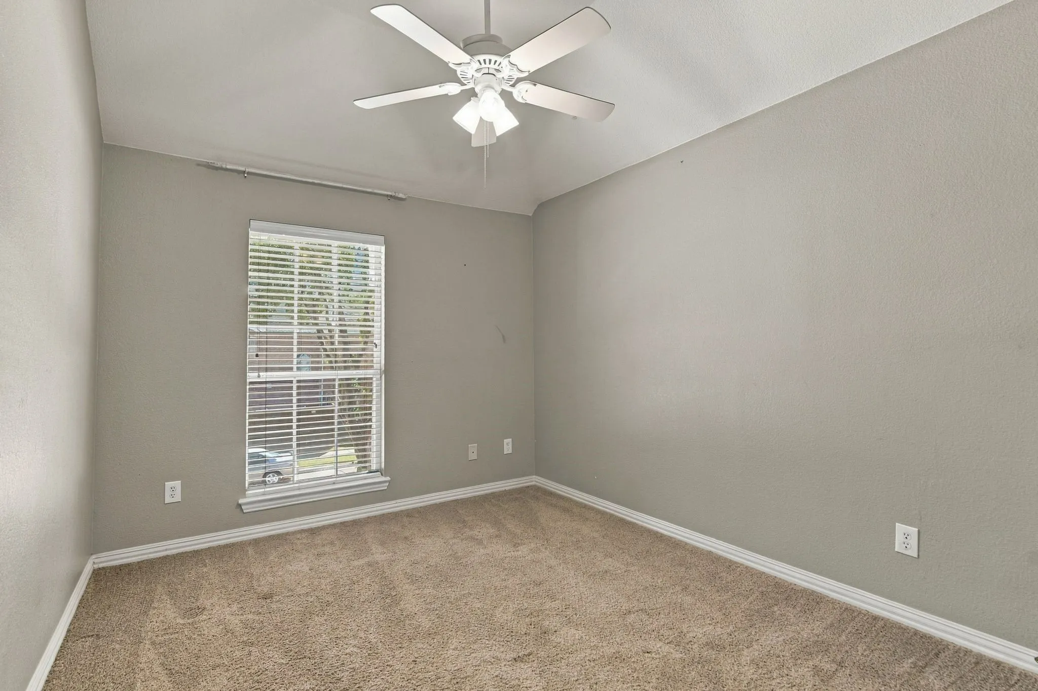 Single Family Residence For Sale in Denton County , 9991 Slick Rock Trail, Frisco, Texas 75033, 4 Bedroom, 3 Bathroom, 2 Garage spaces, 2,285 Sqft, built in 2001, mls#21385971, Real Estate Agent in Frisco, Homes For Sale in Denton county, Homes For Sale in Frisco, Realtor in Frisco Texas, Real Estate Brokerage Independent Realty Texas, Luminita Cordes Realtor