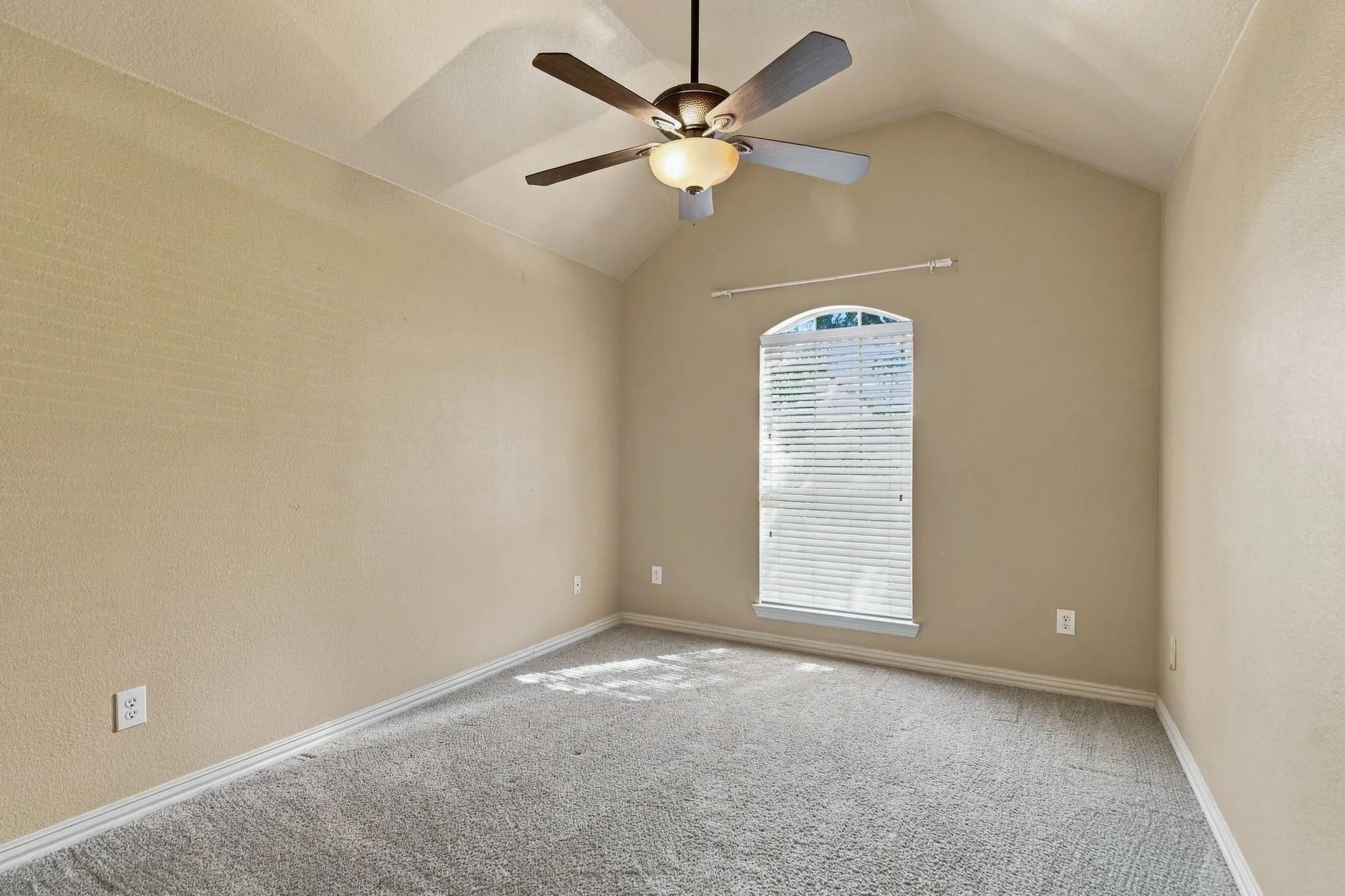 Single Family Residence For Sale in Denton County , 9991 Slick Rock Trail, Frisco, Texas 75033, 4 Bedroom, 3 Bathroom, 2 Garage spaces, 2,285 Sqft, built in 2001, mls#21385971, Real Estate Agent in Frisco, Homes For Sale in Denton county, Homes For Sale in Frisco, Realtor in Frisco Texas, Real Estate Brokerage Independent Realty Texas, Luminita Cordes Realtor