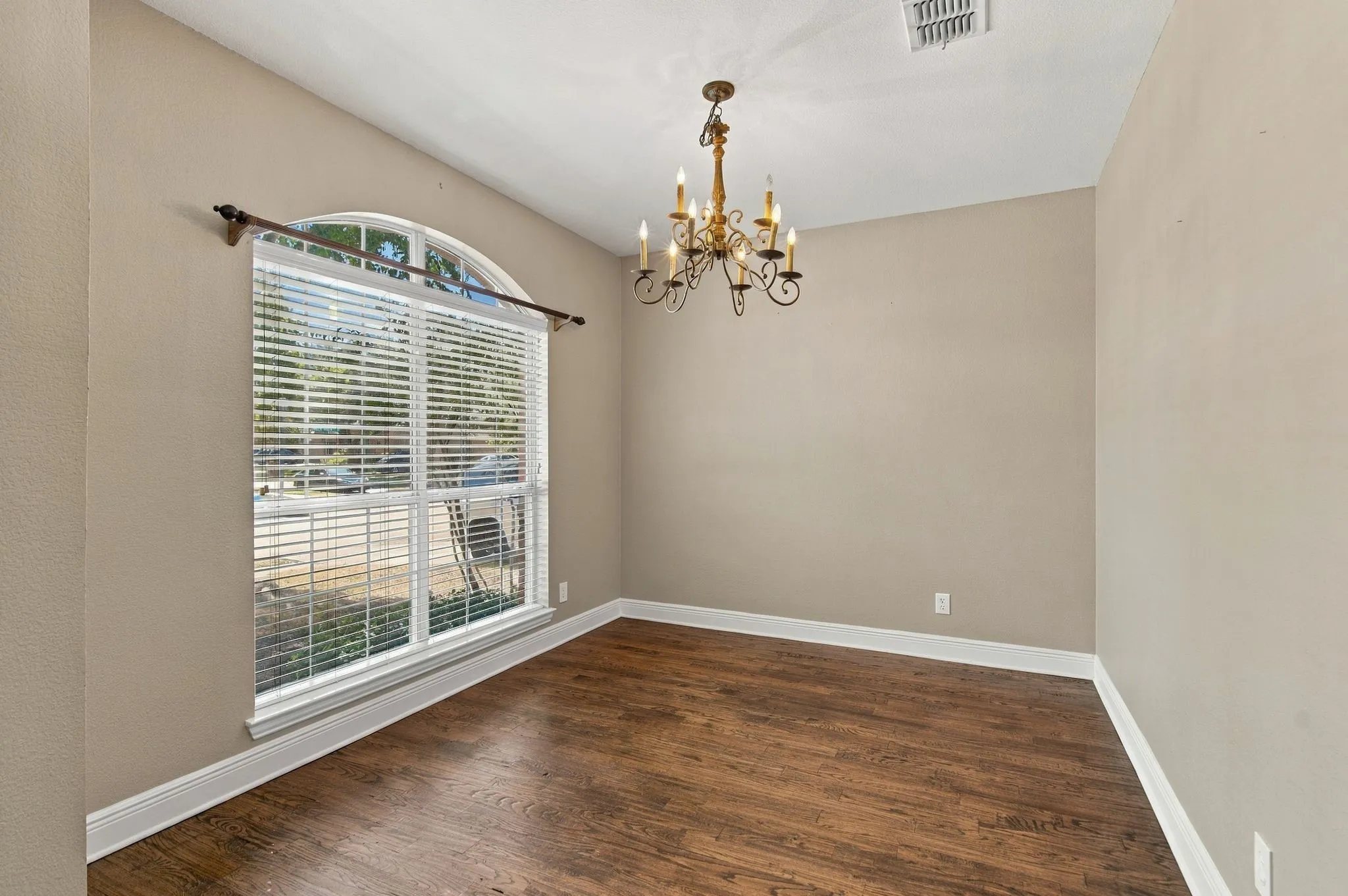 Single Family Residence For Sale in Denton County , 9991 Slick Rock Trail, Frisco, Texas 75033, 4 Bedroom, 3 Bathroom, 2 Garage spaces, 2,285 Sqft, built in 2001, mls#21385971, Real Estate Agent in Frisco, Homes For Sale in Denton county, Homes For Sale in Frisco, Realtor in Frisco Texas, Real Estate Brokerage Independent Realty Texas, Luminita Cordes Realtor