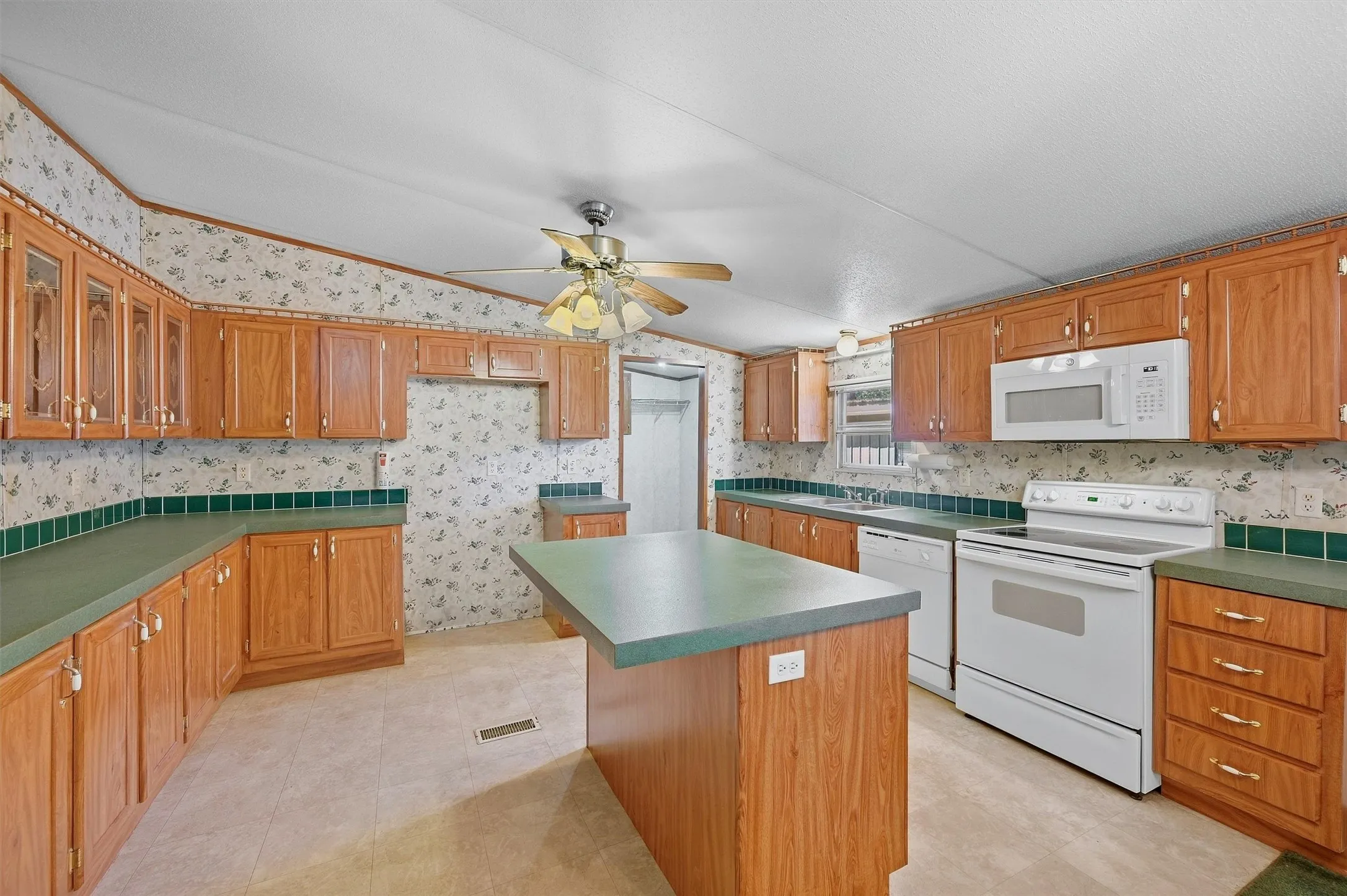 Mobile Home For Sale in Grayson County , 65 Red Sea Boulevard, Pottsboro, Texas 75076, 3 Bedroom, 2 Bathroom, Garage spaces, 1,664 Sqft, built in 2000, mls#21387473, Real Estate Agent in Pottsboro, Homes For Sale in Grayson county, Homes For Sale in Pottsboro, Realtor in Pottsboro Texas, Real Estate Brokerage Independent Realty Texas, Luminita Cordes Realtor