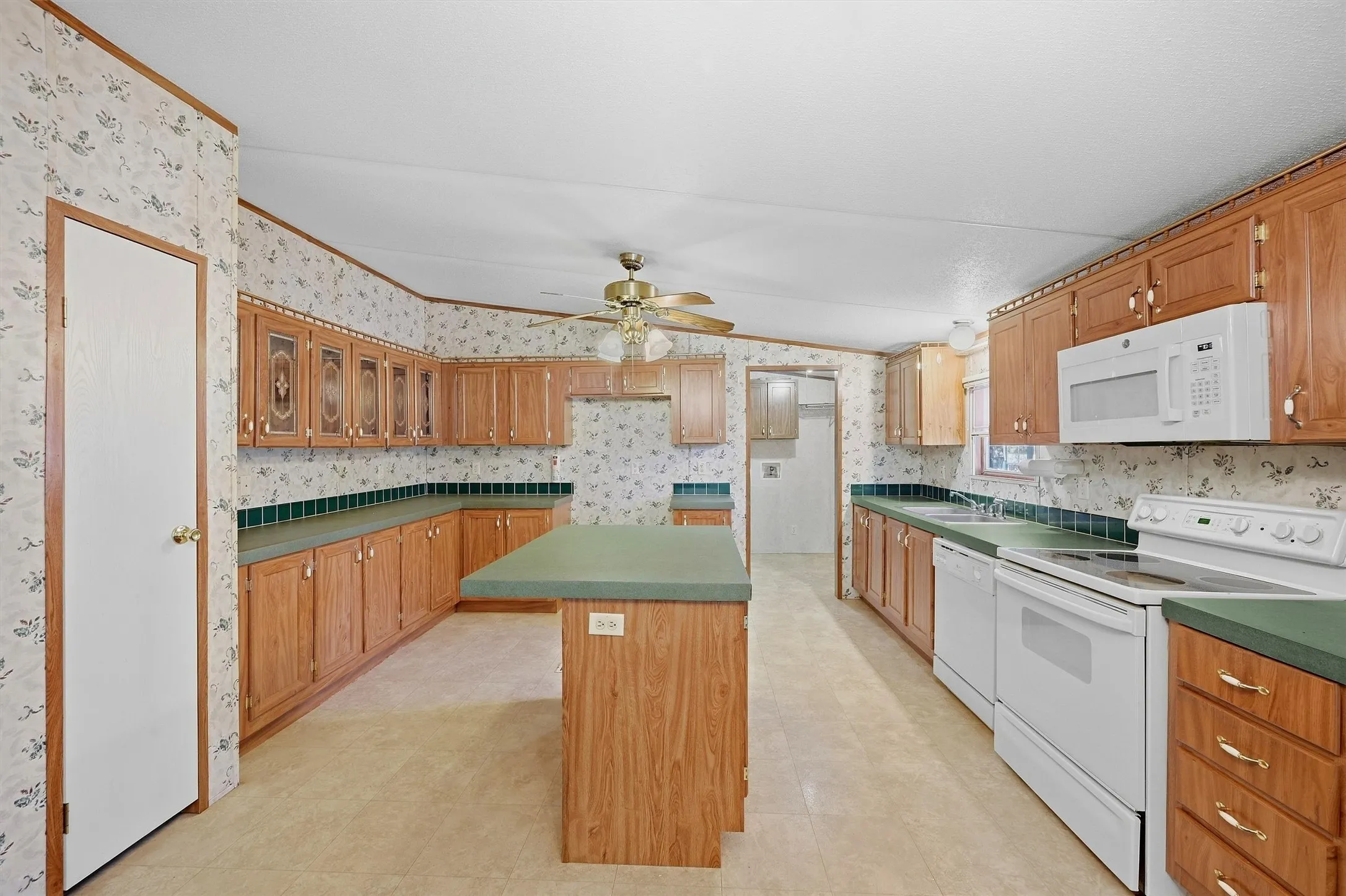 Mobile Home For Sale in Grayson County , 65 Red Sea Boulevard, Pottsboro, Texas 75076, 3 Bedroom, 2 Bathroom, Garage spaces, 1,664 Sqft, built in 2000, mls#21387473, Real Estate Agent in Pottsboro, Homes For Sale in Grayson county, Homes For Sale in Pottsboro, Realtor in Pottsboro Texas, Real Estate Brokerage Independent Realty Texas, Luminita Cordes Realtor