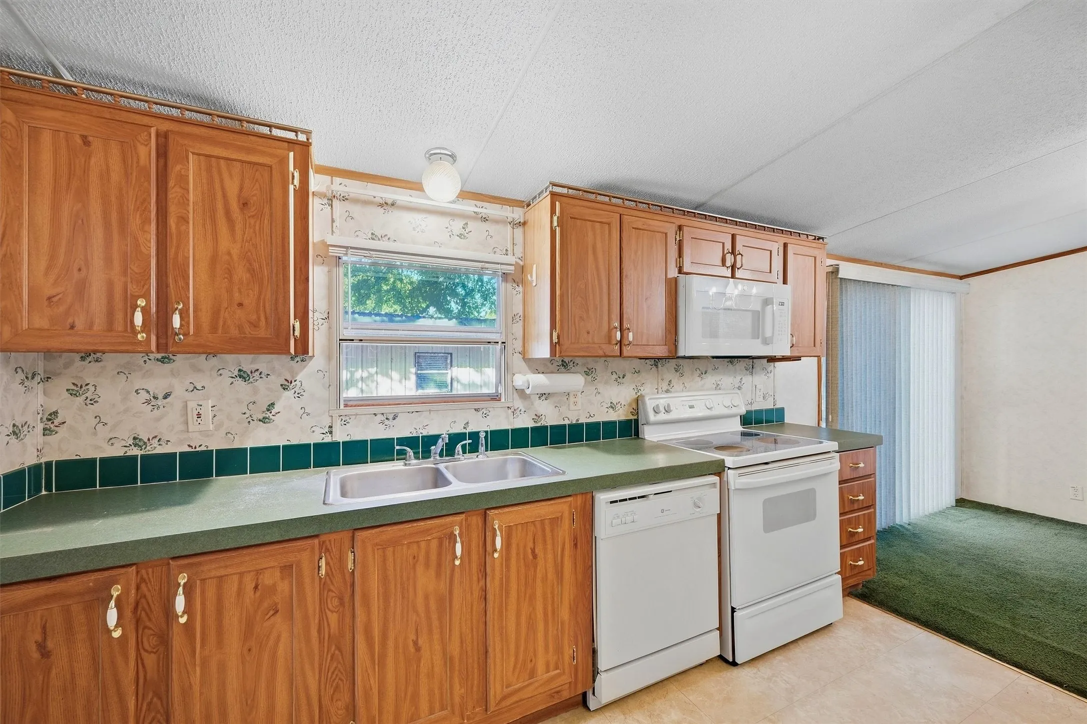 Mobile Home For Sale in Grayson County , 65 Red Sea Boulevard, Pottsboro, Texas 75076, 3 Bedroom, 2 Bathroom, Garage spaces, 1,664 Sqft, built in 2000, mls#21387473, Real Estate Agent in Pottsboro, Homes For Sale in Grayson county, Homes For Sale in Pottsboro, Realtor in Pottsboro Texas, Real Estate Brokerage Independent Realty Texas, Luminita Cordes Realtor