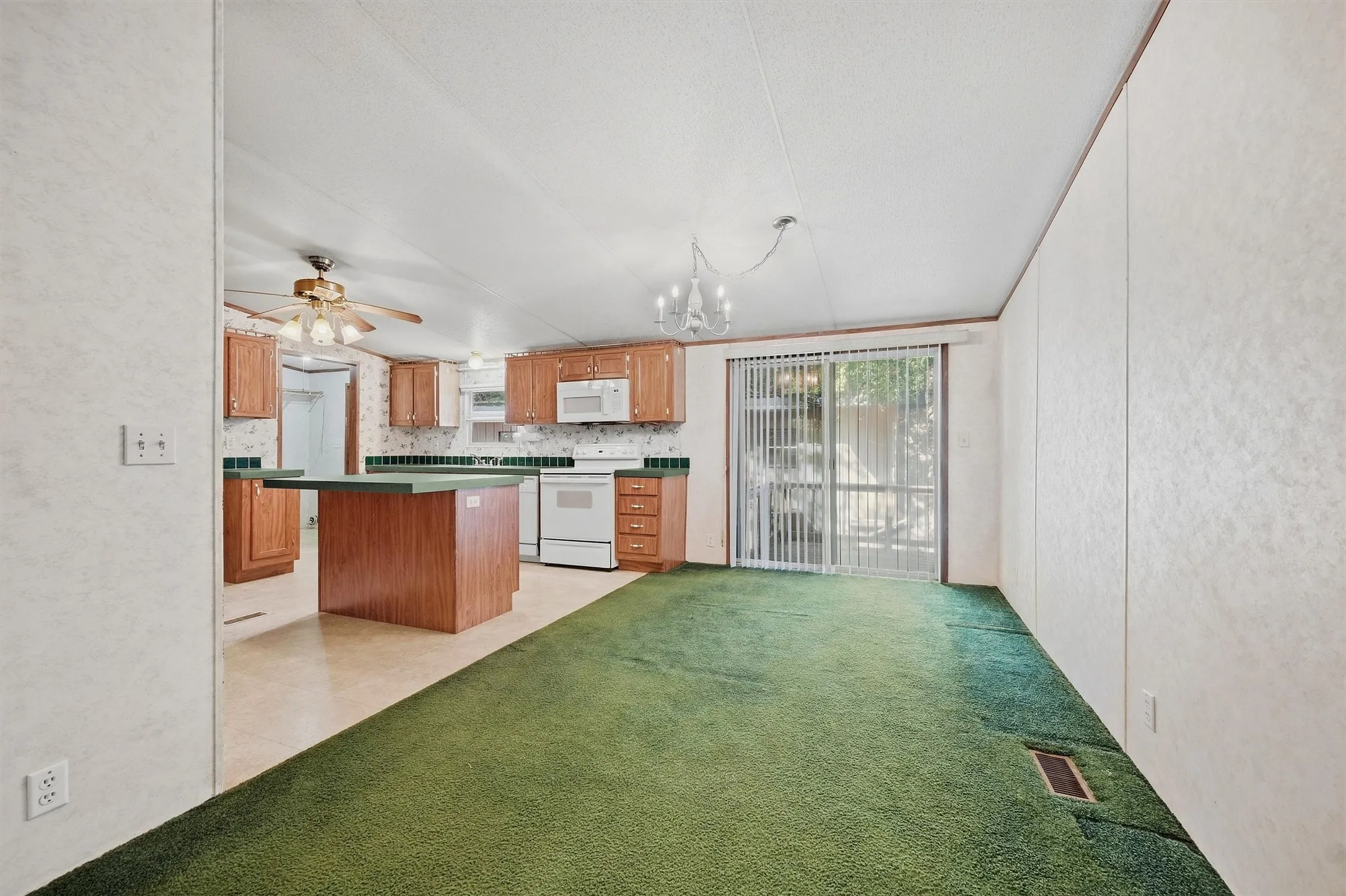 Mobile Home For Sale in Grayson County , 65 Red Sea Boulevard, Pottsboro, Texas 75076, 3 Bedroom, 2 Bathroom, Garage spaces, 1,664 Sqft, built in 2000, mls#21387473, Real Estate Agent in Pottsboro, Homes For Sale in Grayson county, Homes For Sale in Pottsboro, Realtor in Pottsboro Texas, Real Estate Brokerage Independent Realty Texas, Luminita Cordes Realtor