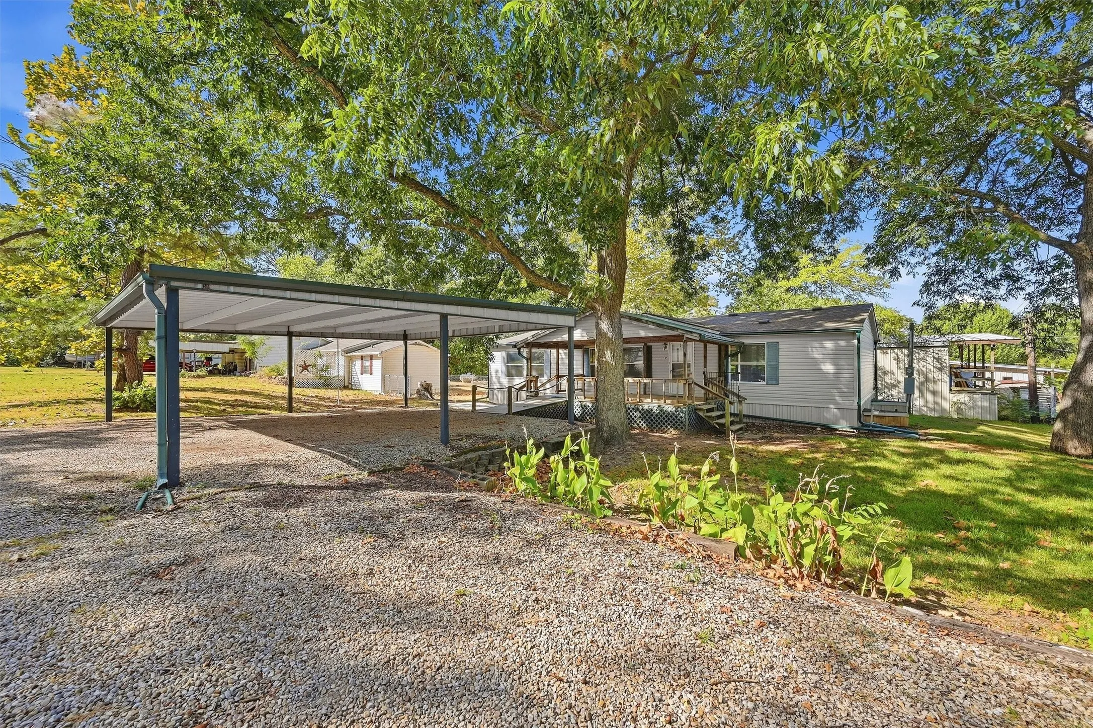 Mobile Home For Sale in Grayson County , 65 Red Sea Boulevard, Pottsboro, Texas 75076, 3 Bedroom, 2 Bathroom, Garage spaces, 1,664 Sqft, built in 2000, mls#21387473, Real Estate Agent in Pottsboro, Homes For Sale in Grayson county, Homes For Sale in Pottsboro, Realtor in Pottsboro Texas, Real Estate Brokerage Independent Realty Texas, Luminita Cordes Realtor