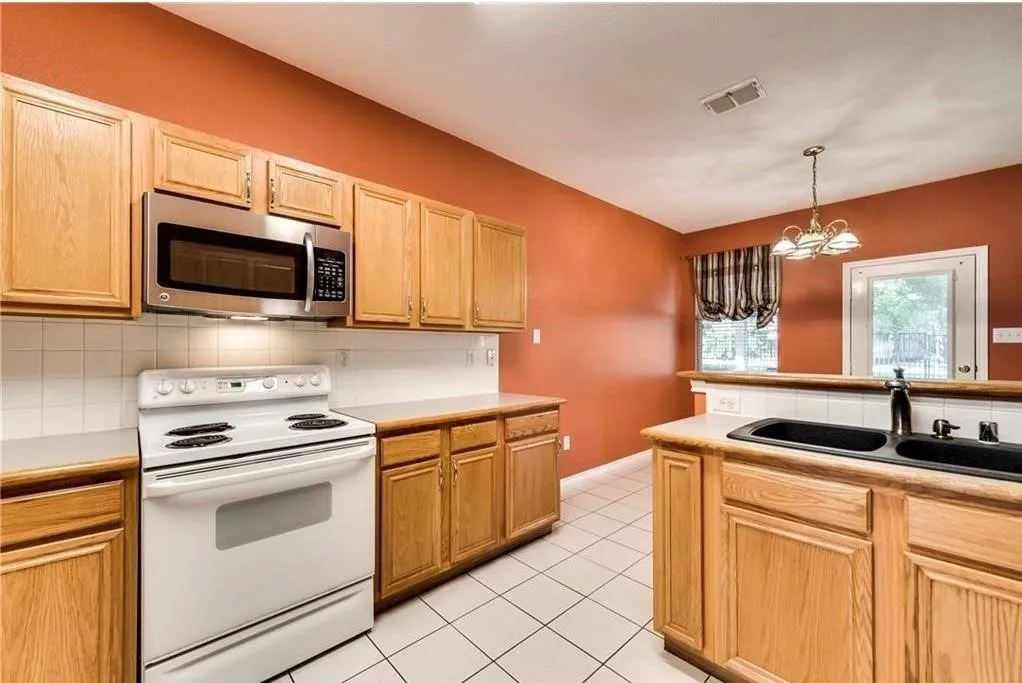 Single Family Residence For Rent in Tarrant County , 313 Londonderry Lane, Mansfield, Texas 76063, 4 Bedroom, 3 Bathroom, 2 Garage spaces, 2,411 Sqft, built in 2000, mls#21389802, Real Estate Agent in Mansfield, Homes For Rent in Tarrant county, Homes For Rent in Mansfield, Realtor in Mansfield Texas, Real Estate Brokerage Independent Realty Texas, Luminita Cordes Realtor
