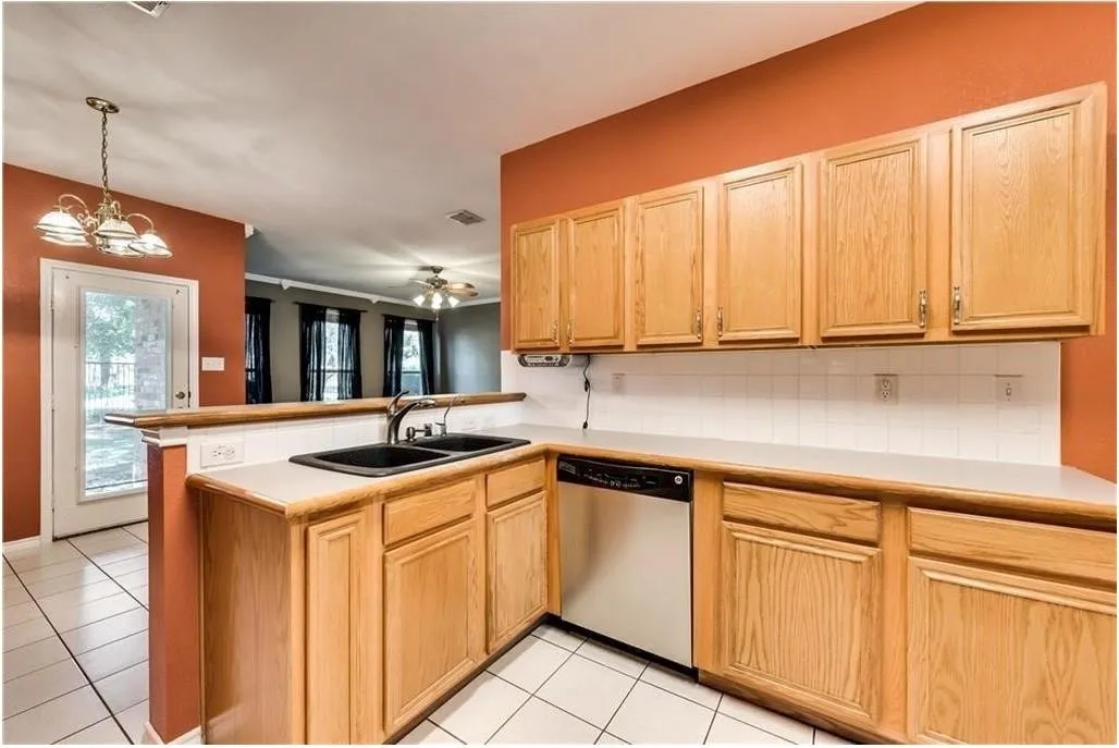 Single Family Residence For Rent in Tarrant County , 313 Londonderry Lane, Mansfield, Texas 76063, 4 Bedroom, 3 Bathroom, 2 Garage spaces, 2,411 Sqft, built in 2000, mls#21389802, Real Estate Agent in Mansfield, Homes For Rent in Tarrant county, Homes For Rent in Mansfield, Realtor in Mansfield Texas, Real Estate Brokerage Independent Realty Texas, Luminita Cordes Realtor