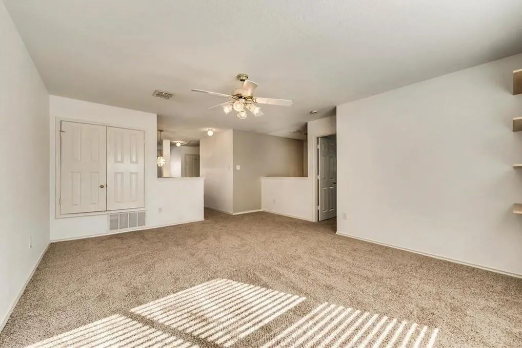 Single Family Residence For Rent in Tarrant County , 313 Londonderry Lane, Mansfield, Texas 76063, 4 Bedroom, 3 Bathroom, 2 Garage spaces, 2,411 Sqft, built in 2000, mls#21389802, Real Estate Agent in Mansfield, Homes For Rent in Tarrant county, Homes For Rent in Mansfield, Realtor in Mansfield Texas, Real Estate Brokerage Independent Realty Texas, Luminita Cordes Realtor