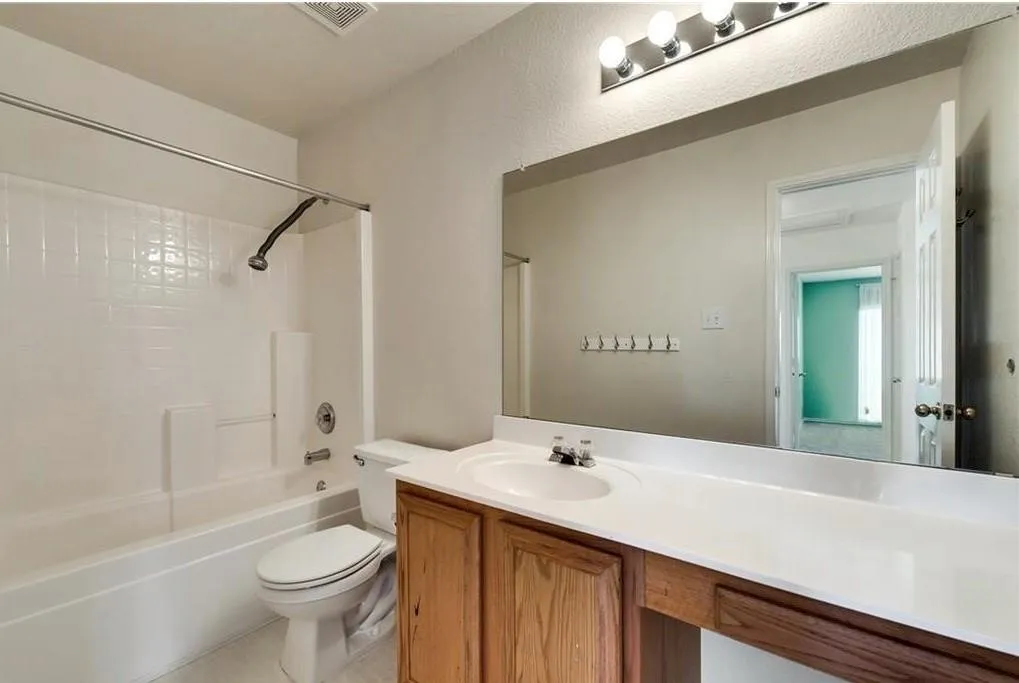 Single Family Residence For Rent in Tarrant County , 313 Londonderry Lane, Mansfield, Texas 76063, 4 Bedroom, 3 Bathroom, 2 Garage spaces, 2,411 Sqft, built in 2000, mls#21389802, Real Estate Agent in Mansfield, Homes For Rent in Tarrant county, Homes For Rent in Mansfield, Realtor in Mansfield Texas, Real Estate Brokerage Independent Realty Texas, Luminita Cordes Realtor