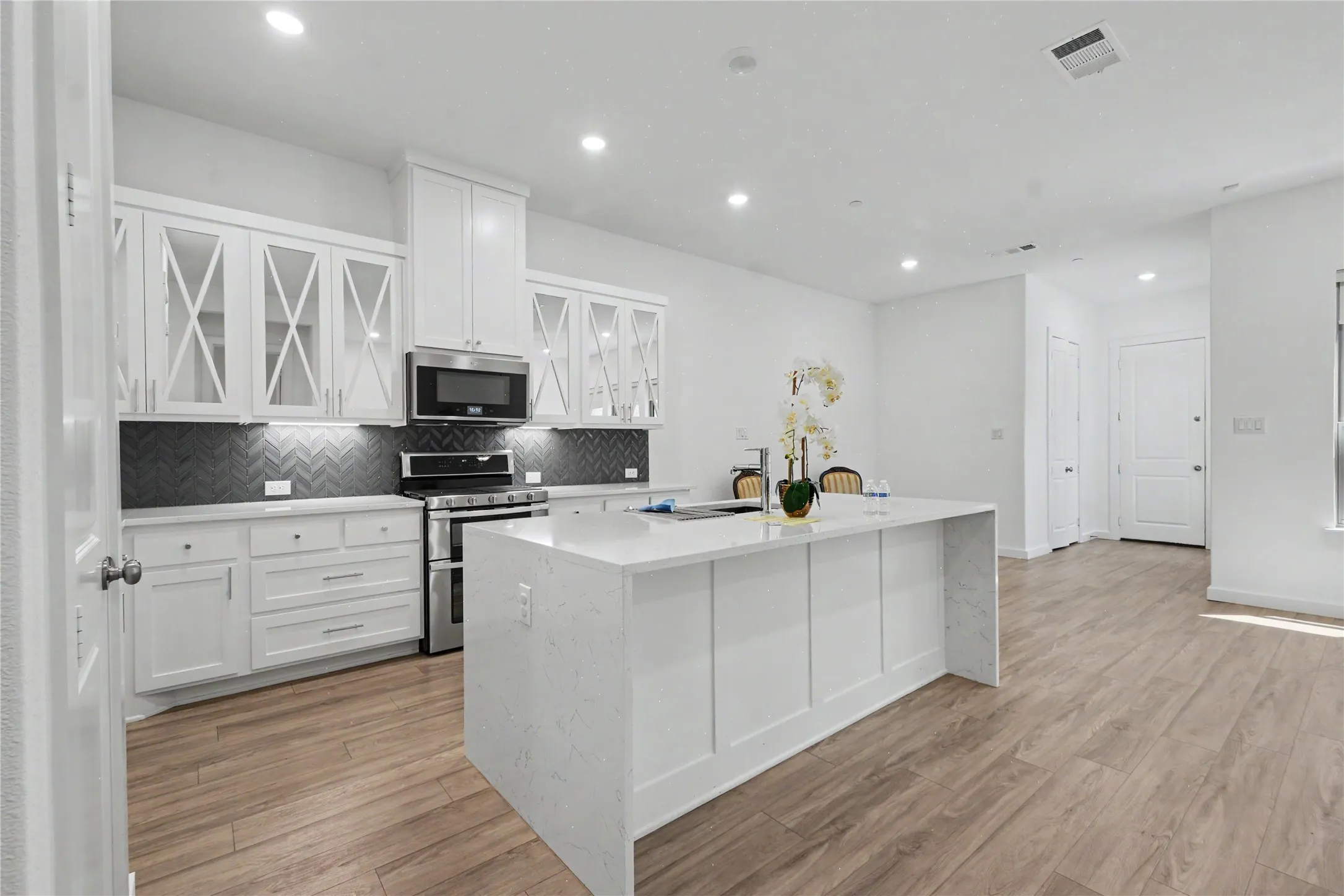 Townhouse For Rent in Tarrant County , 4533 English Maple Drive, Arlington, Texas 76005, 2 Bedroom, 3 Bathroom, 2 Garage spaces, 1,832 Sqft, built in 2021, mls#21389456, Real Estate Agent in Arlington, Homes For Rent in Tarrant county, Homes For Rent in Arlington, Realtor in Arlington Texas, Real Estate Brokerage Independent Realty Texas, Luminita Cordes Realtor