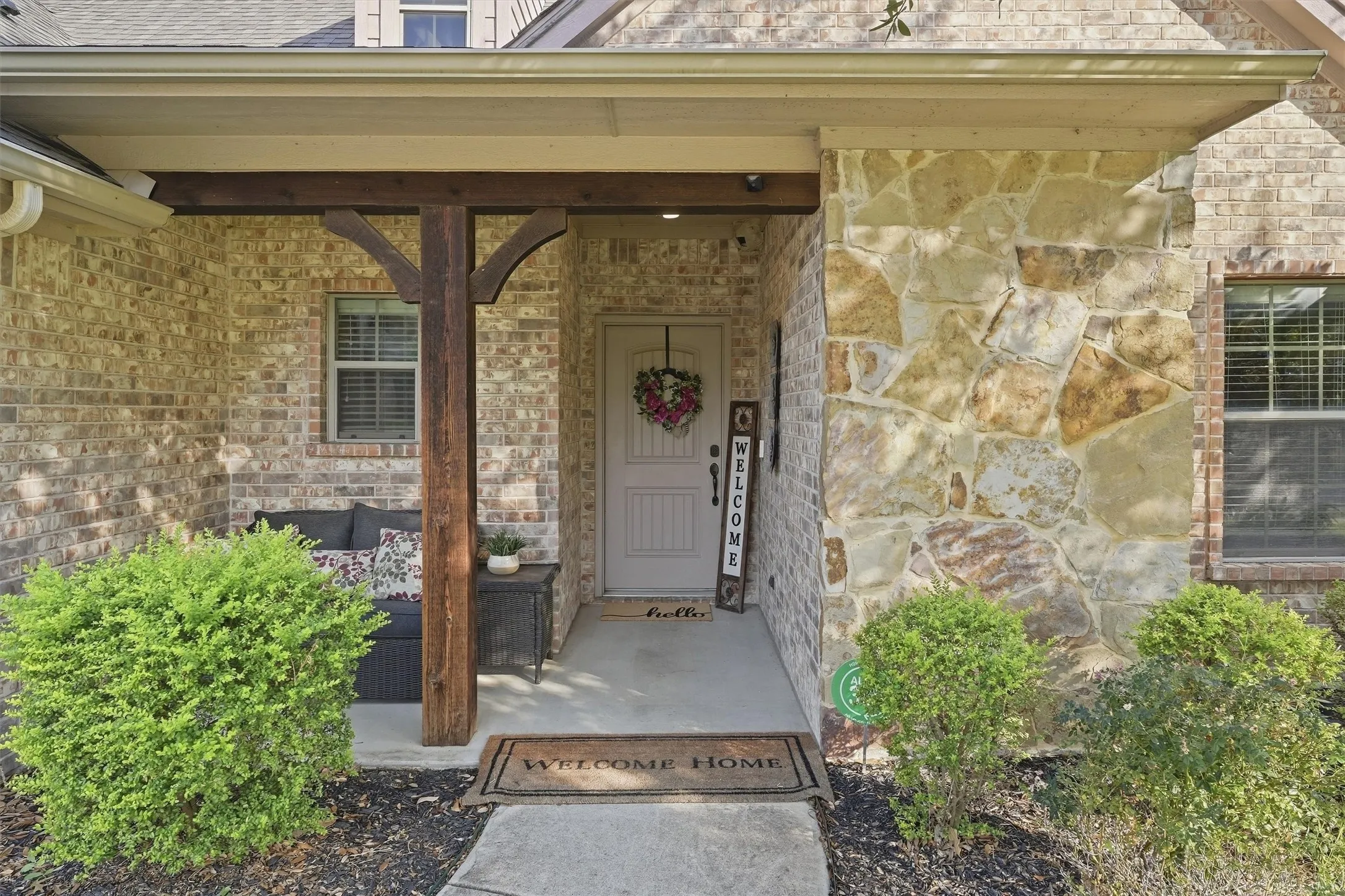 Single Family Residence For Sale in Tarrant County , 516 Magnolia Parkway, Benbrook, Texas 76126, 3 Bedroom, 3 Bathroom, 2 Garage spaces, 2,402 Sqft, built in 2010, mls#21388045, Real Estate Agent in Benbrook, Homes For Sale in Tarrant county, Homes For Sale in Benbrook, Realtor in Benbrook Texas, Real Estate Brokerage Independent Realty Texas, Luminita Cordes Realtor