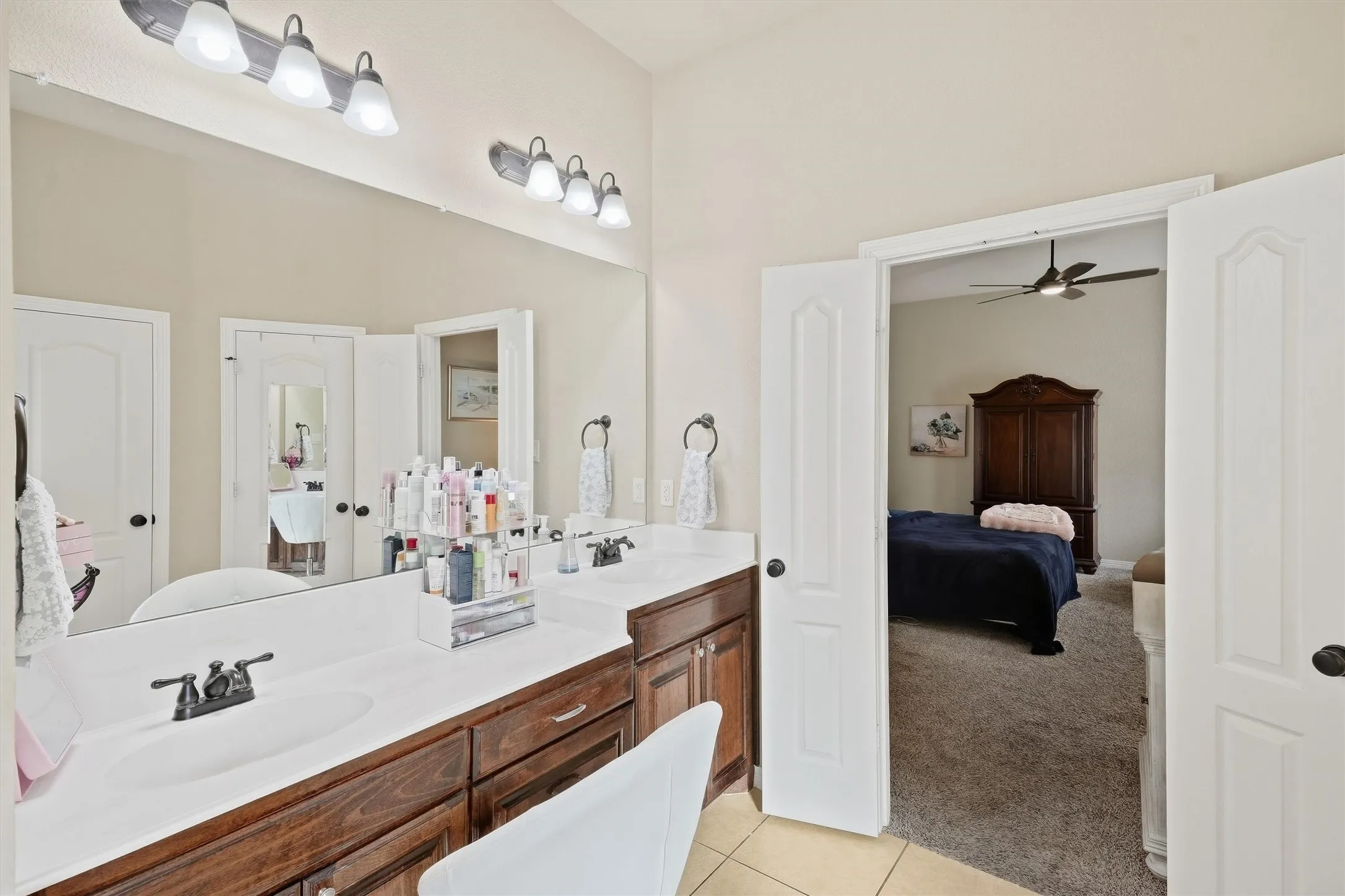 Single Family Residence For Sale in Tarrant County , 516 Magnolia Parkway, Benbrook, Texas 76126, 3 Bedroom, 3 Bathroom, 2 Garage spaces, 2,402 Sqft, built in 2010, mls#21388045, Real Estate Agent in Benbrook, Homes For Sale in Tarrant county, Homes For Sale in Benbrook, Realtor in Benbrook Texas, Real Estate Brokerage Independent Realty Texas, Luminita Cordes Realtor