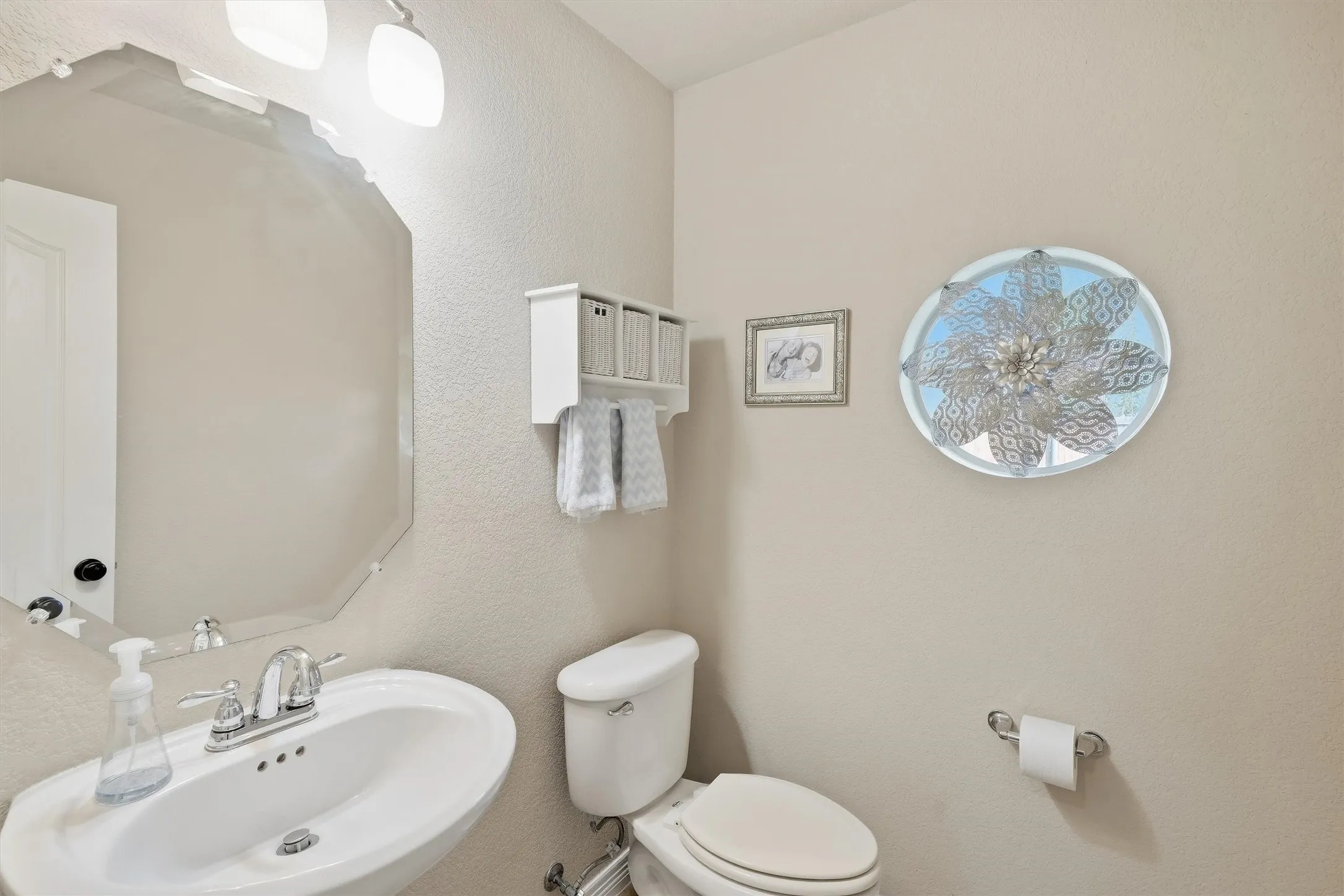 Single Family Residence For Sale in Tarrant County , 516 Magnolia Parkway, Benbrook, Texas 76126, 3 Bedroom, 3 Bathroom, 2 Garage spaces, 2,402 Sqft, built in 2010, mls#21388045, Real Estate Agent in Benbrook, Homes For Sale in Tarrant county, Homes For Sale in Benbrook, Realtor in Benbrook Texas, Real Estate Brokerage Independent Realty Texas, Luminita Cordes Realtor