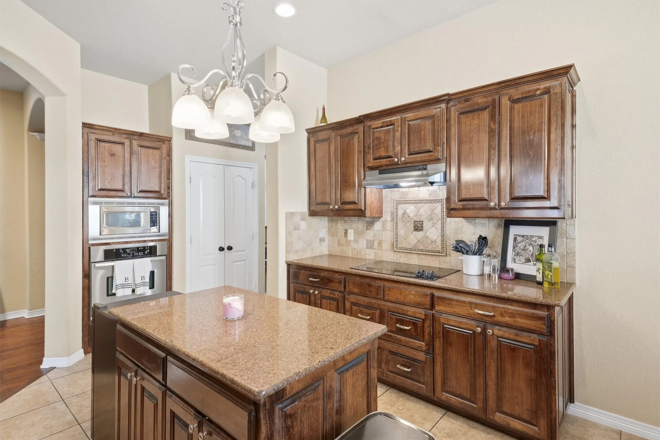 Single Family Residence For Sale in Tarrant County , 516 Magnolia Parkway, Benbrook, Texas 76126, 3 Bedroom, 3 Bathroom, 2 Garage spaces, 2,402 Sqft, built in 2010, mls#21388045, Real Estate Agent in Benbrook, Homes For Sale in Tarrant county, Homes For Sale in Benbrook, Realtor in Benbrook Texas, Real Estate Brokerage Independent Realty Texas, Luminita Cordes Realtor