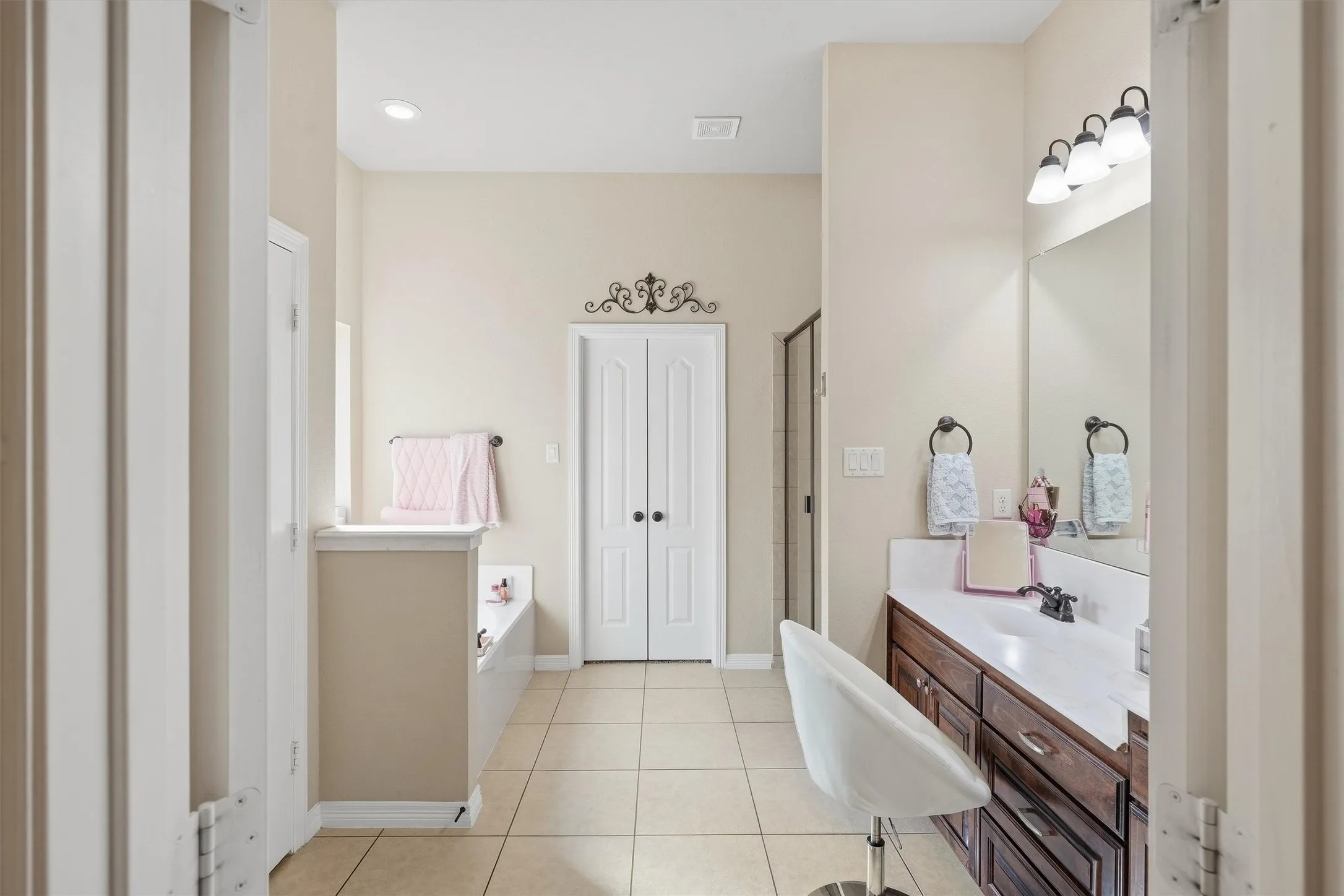 Single Family Residence For Sale in Tarrant County , 516 Magnolia Parkway, Benbrook, Texas 76126, 3 Bedroom, 3 Bathroom, 2 Garage spaces, 2,402 Sqft, built in 2010, mls#21388045, Real Estate Agent in Benbrook, Homes For Sale in Tarrant county, Homes For Sale in Benbrook, Realtor in Benbrook Texas, Real Estate Brokerage Independent Realty Texas, Luminita Cordes Realtor