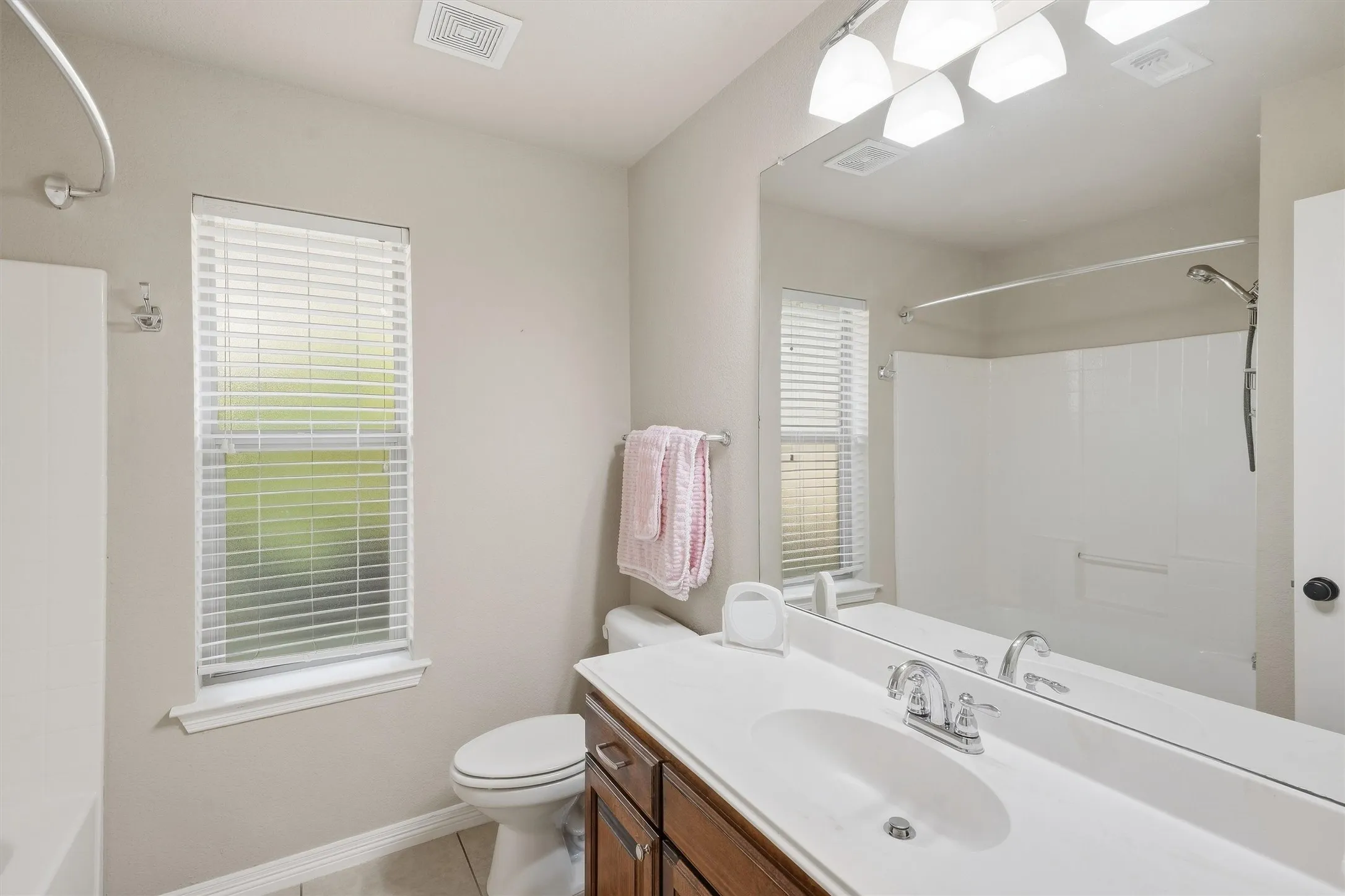 Single Family Residence For Sale in Tarrant County , 516 Magnolia Parkway, Benbrook, Texas 76126, 3 Bedroom, 3 Bathroom, 2 Garage spaces, 2,402 Sqft, built in 2010, mls#21388045, Real Estate Agent in Benbrook, Homes For Sale in Tarrant county, Homes For Sale in Benbrook, Realtor in Benbrook Texas, Real Estate Brokerage Independent Realty Texas, Luminita Cordes Realtor