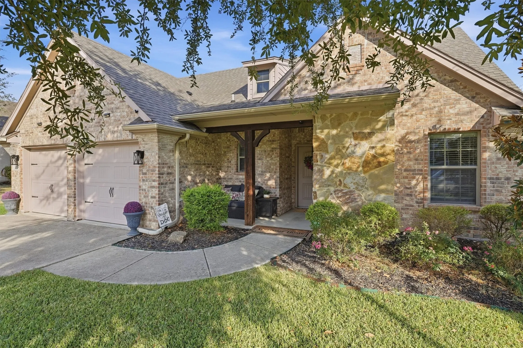 Single Family Residence For Sale in Tarrant County , 516 Magnolia Parkway, Benbrook, Texas 76126, 3 Bedroom, 3 Bathroom, 2 Garage spaces, 2,402 Sqft, built in 2010, mls#21388045, Real Estate Agent in Benbrook, Homes For Sale in Tarrant county, Homes For Sale in Benbrook, Realtor in Benbrook Texas, Real Estate Brokerage Independent Realty Texas, Luminita Cordes Realtor
