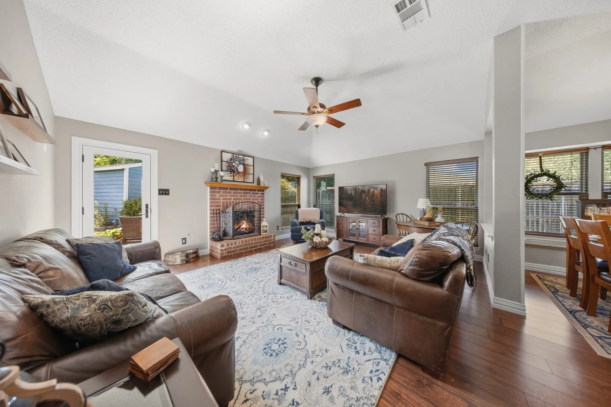 Single Family Residence For Sale in Dallas County , 1120 Regal Drive, Garland, Texas 75040, 4 Bedroom, 2 Bathroom, 2 Garage spaces, 1,940 Sqft, built in 1996, mls#21388945, Real Estate Agent in Garland, Homes For Sale in Dallas county, Homes For Sale in Garland, Realtor in Garland Texas, Real Estate Brokerage Independent Realty Texas, Luminita Cordes Realtor
