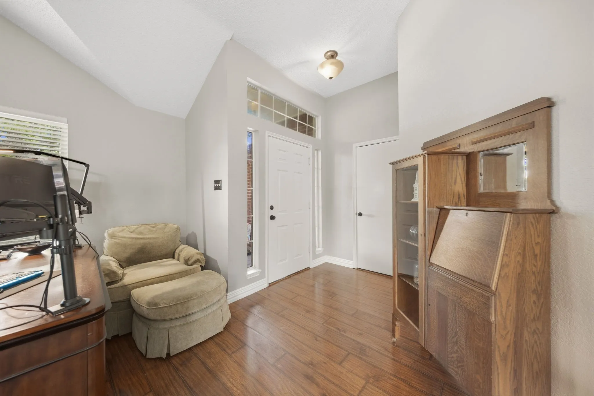 Single Family Residence For Sale in Dallas County , 1120 Regal Drive, Garland, Texas 75040, 4 Bedroom, 2 Bathroom, 2 Garage spaces, 1,940 Sqft, built in 1996, mls#21388945, Real Estate Agent in Garland, Homes For Sale in Dallas county, Homes For Sale in Garland, Realtor in Garland Texas, Real Estate Brokerage Independent Realty Texas, Luminita Cordes Realtor