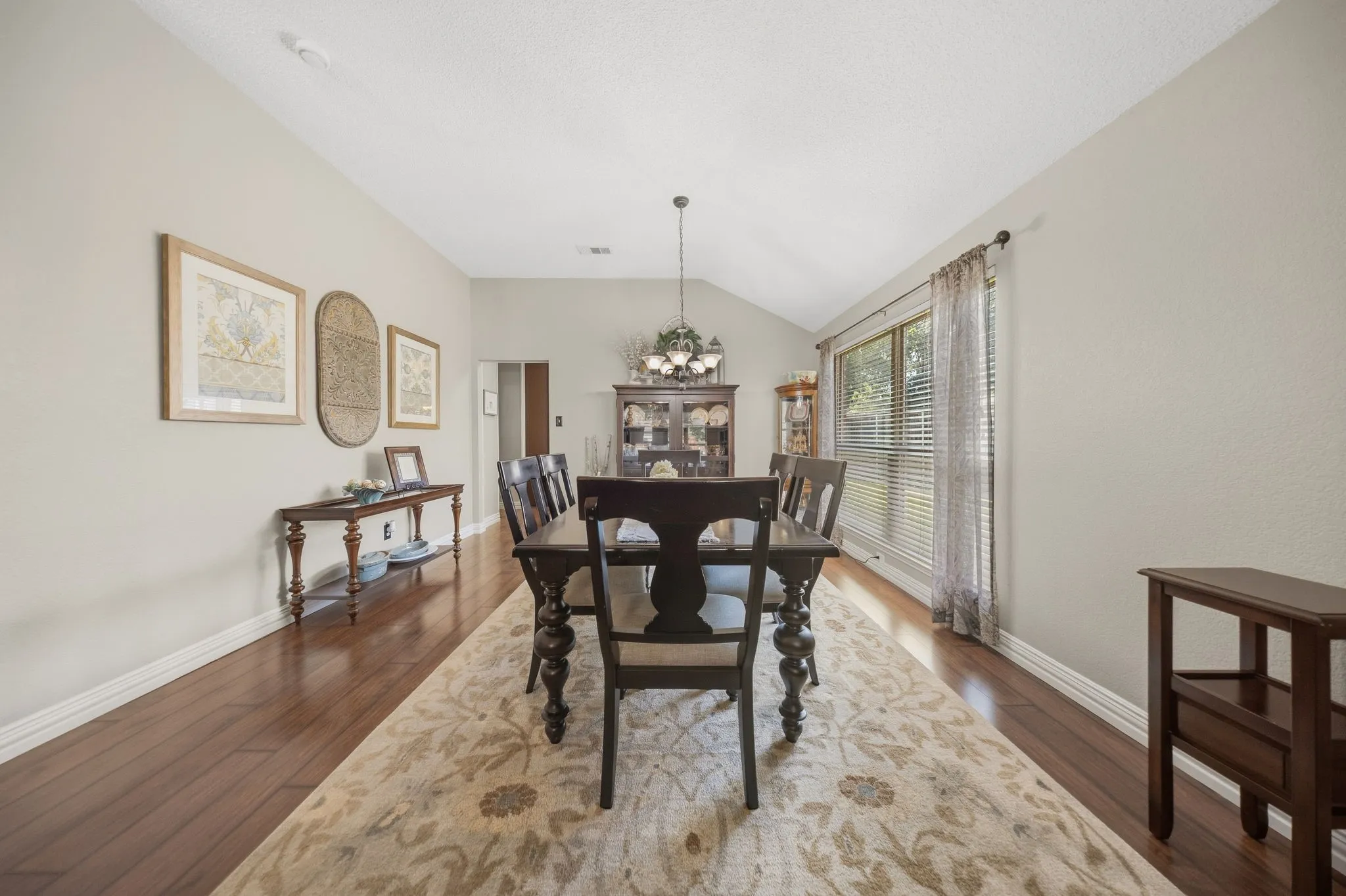 Single Family Residence For Sale in Dallas County , 1120 Regal Drive, Garland, Texas 75040, 4 Bedroom, 2 Bathroom, 2 Garage spaces, 1,940 Sqft, built in 1996, mls#21388945, Real Estate Agent in Garland, Homes For Sale in Dallas county, Homes For Sale in Garland, Realtor in Garland Texas, Real Estate Brokerage Independent Realty Texas, Luminita Cordes Realtor