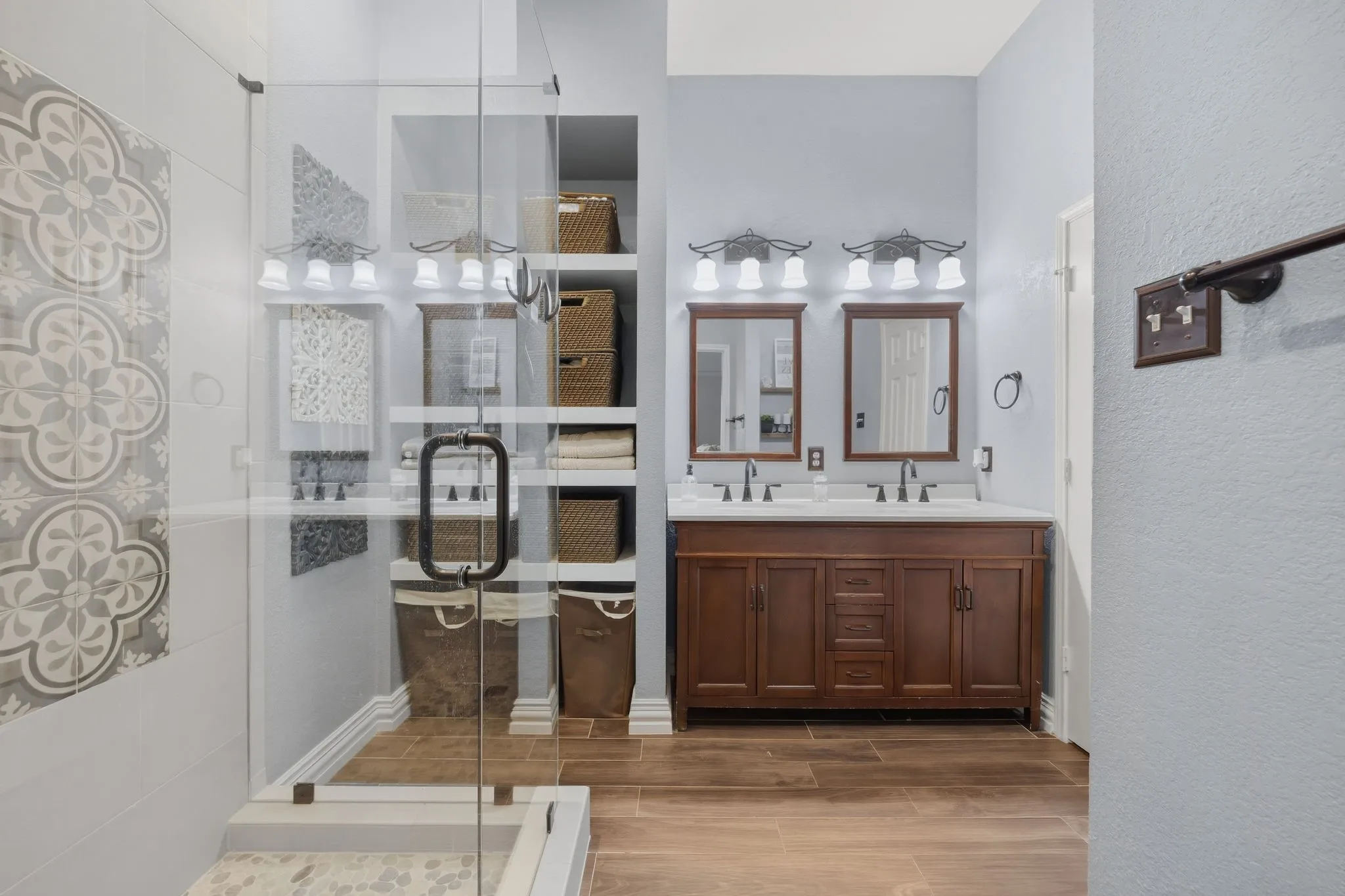 Single Family Residence For Sale in Dallas County , 1120 Regal Drive, Garland, Texas 75040, 4 Bedroom, 2 Bathroom, 2 Garage spaces, 1,940 Sqft, built in 1996, mls#21388945, Real Estate Agent in Garland, Homes For Sale in Dallas county, Homes For Sale in Garland, Realtor in Garland Texas, Real Estate Brokerage Independent Realty Texas, Luminita Cordes Realtor