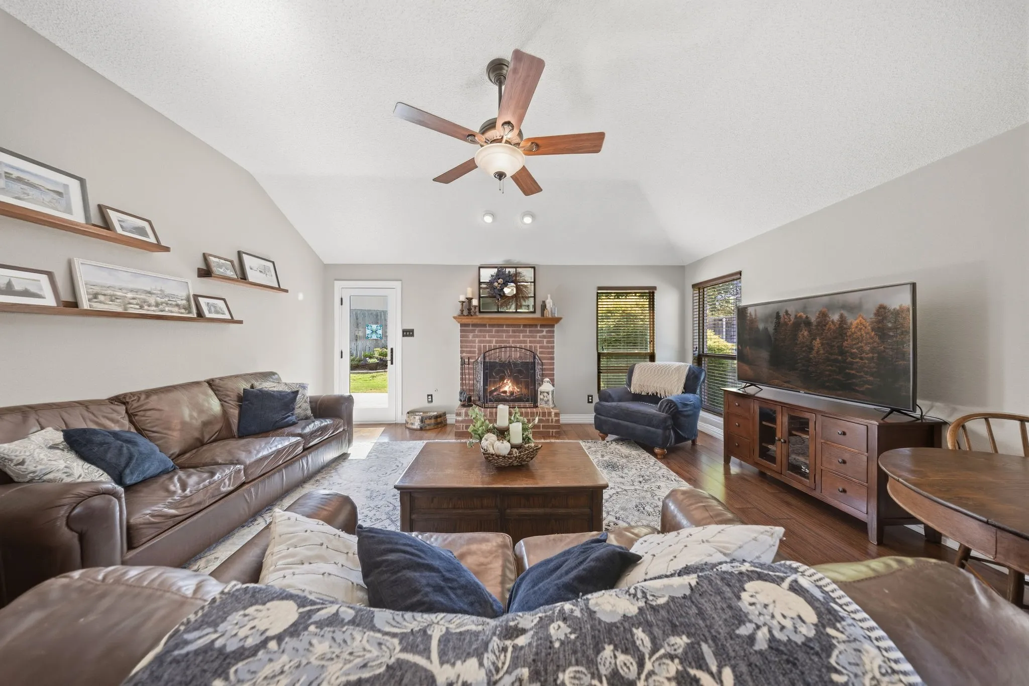 Single Family Residence For Sale in Dallas County , 1120 Regal Drive, Garland, Texas 75040, 4 Bedroom, 2 Bathroom, 2 Garage spaces, 1,940 Sqft, built in 1996, mls#21388945, Real Estate Agent in Garland, Homes For Sale in Dallas county, Homes For Sale in Garland, Realtor in Garland Texas, Real Estate Brokerage Independent Realty Texas, Luminita Cordes Realtor