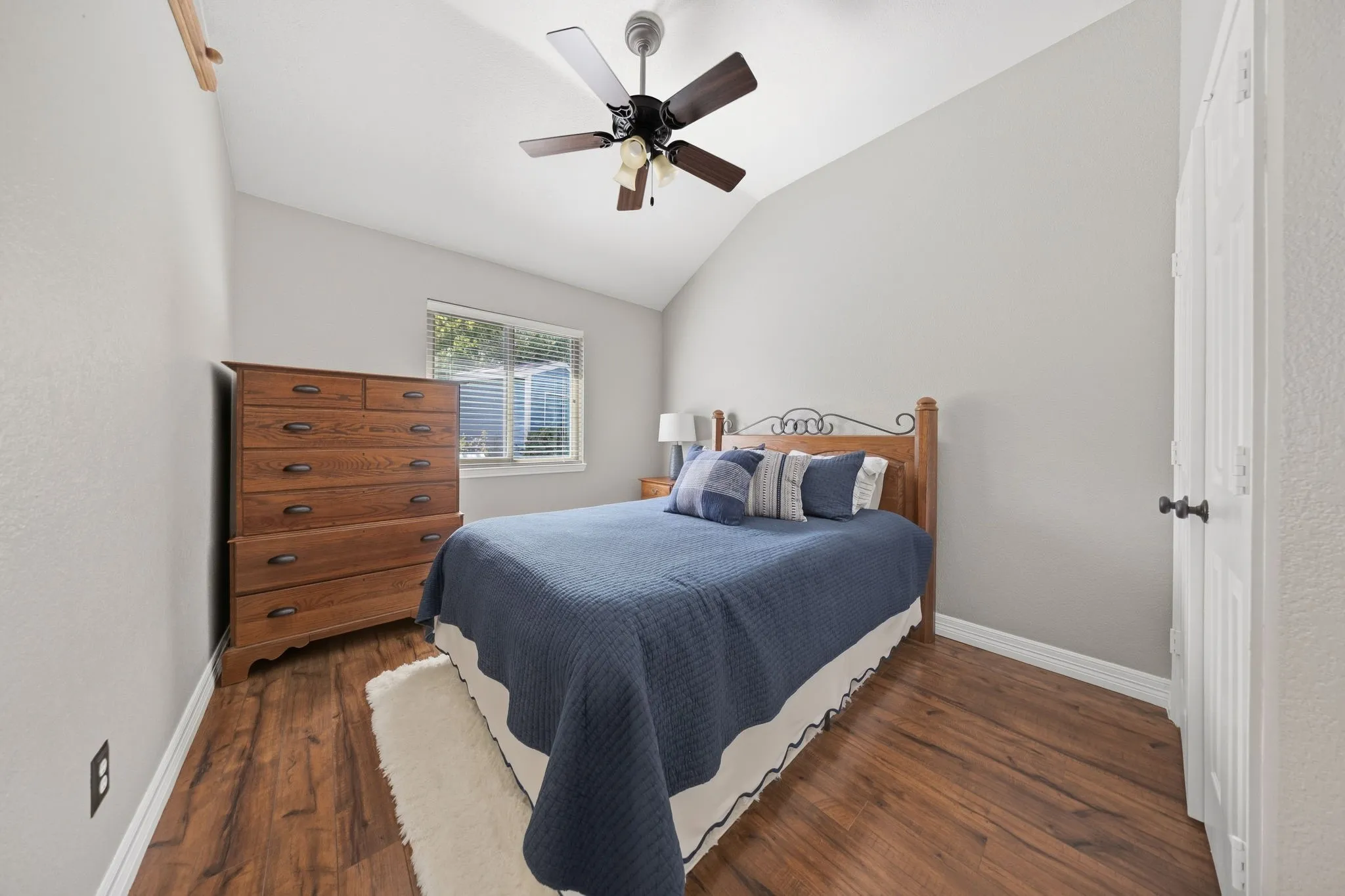 Single Family Residence For Sale in Dallas County , 1120 Regal Drive, Garland, Texas 75040, 4 Bedroom, 2 Bathroom, 2 Garage spaces, 1,940 Sqft, built in 1996, mls#21388945, Real Estate Agent in Garland, Homes For Sale in Dallas county, Homes For Sale in Garland, Realtor in Garland Texas, Real Estate Brokerage Independent Realty Texas, Luminita Cordes Realtor