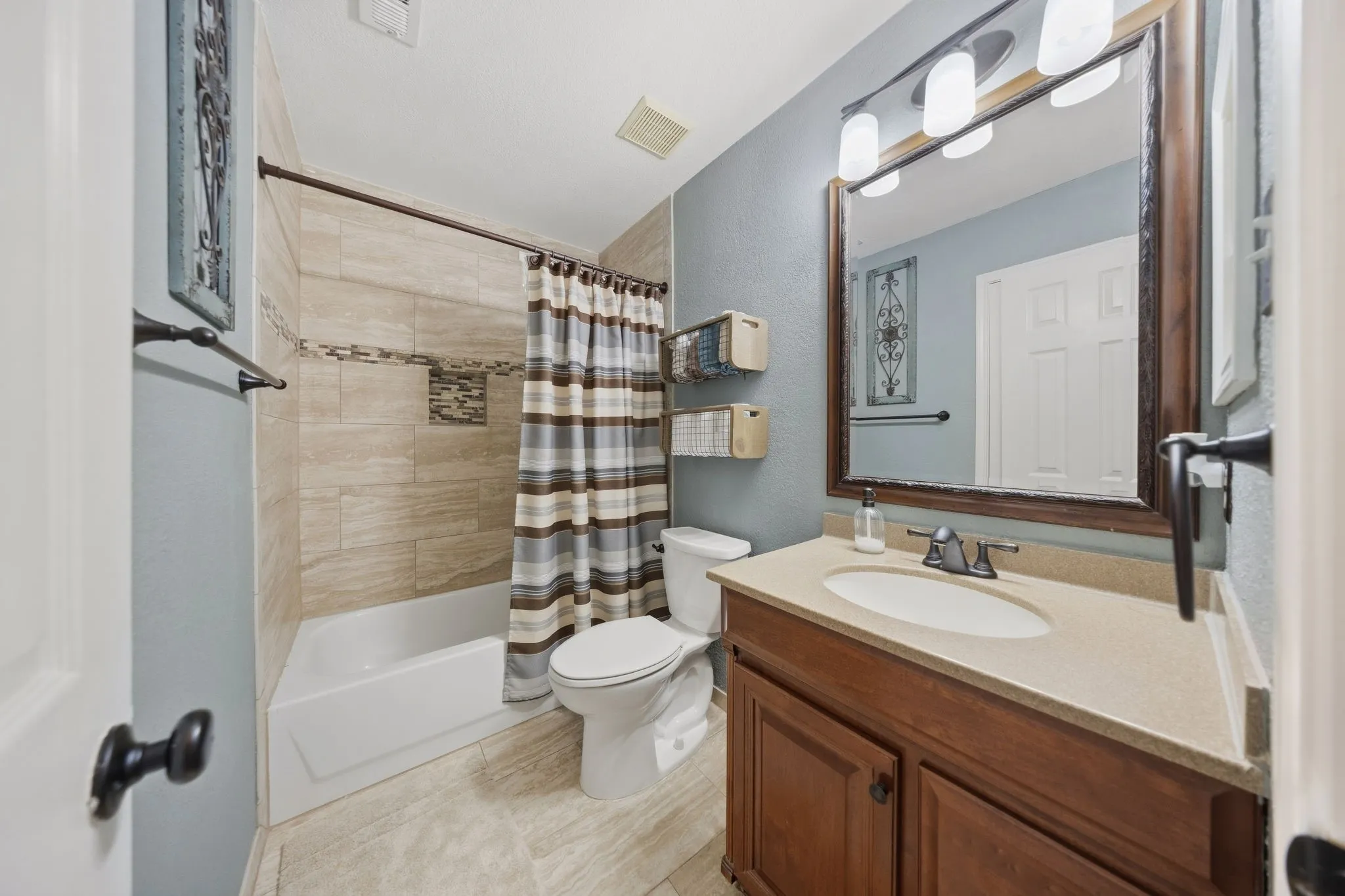 Single Family Residence For Sale in Dallas County , 1120 Regal Drive, Garland, Texas 75040, 4 Bedroom, 2 Bathroom, 2 Garage spaces, 1,940 Sqft, built in 1996, mls#21388945, Real Estate Agent in Garland, Homes For Sale in Dallas county, Homes For Sale in Garland, Realtor in Garland Texas, Real Estate Brokerage Independent Realty Texas, Luminita Cordes Realtor
