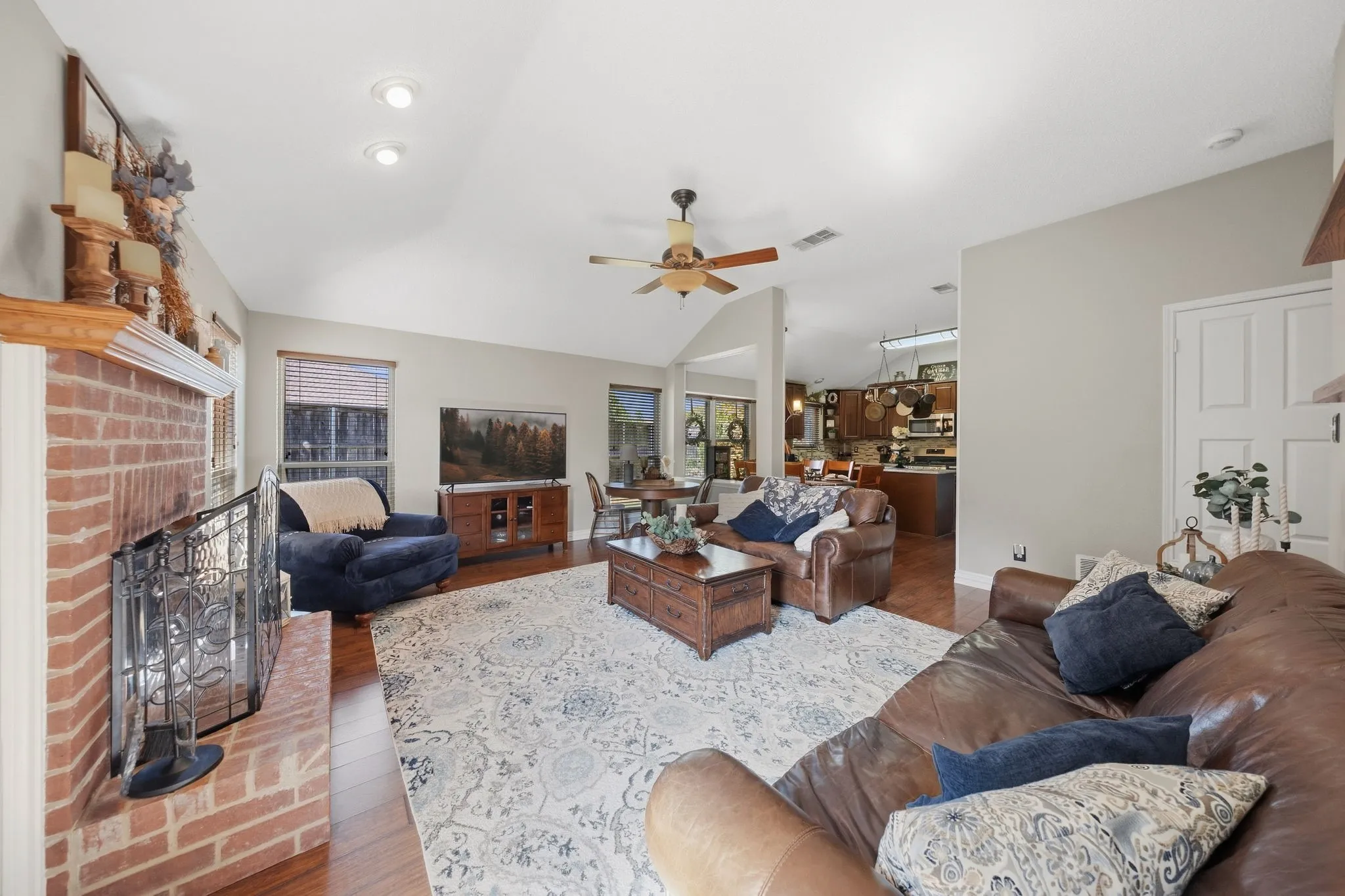 Single Family Residence For Sale in Dallas County , 1120 Regal Drive, Garland, Texas 75040, 4 Bedroom, 2 Bathroom, 2 Garage spaces, 1,940 Sqft, built in 1996, mls#21388945, Real Estate Agent in Garland, Homes For Sale in Dallas county, Homes For Sale in Garland, Realtor in Garland Texas, Real Estate Brokerage Independent Realty Texas, Luminita Cordes Realtor