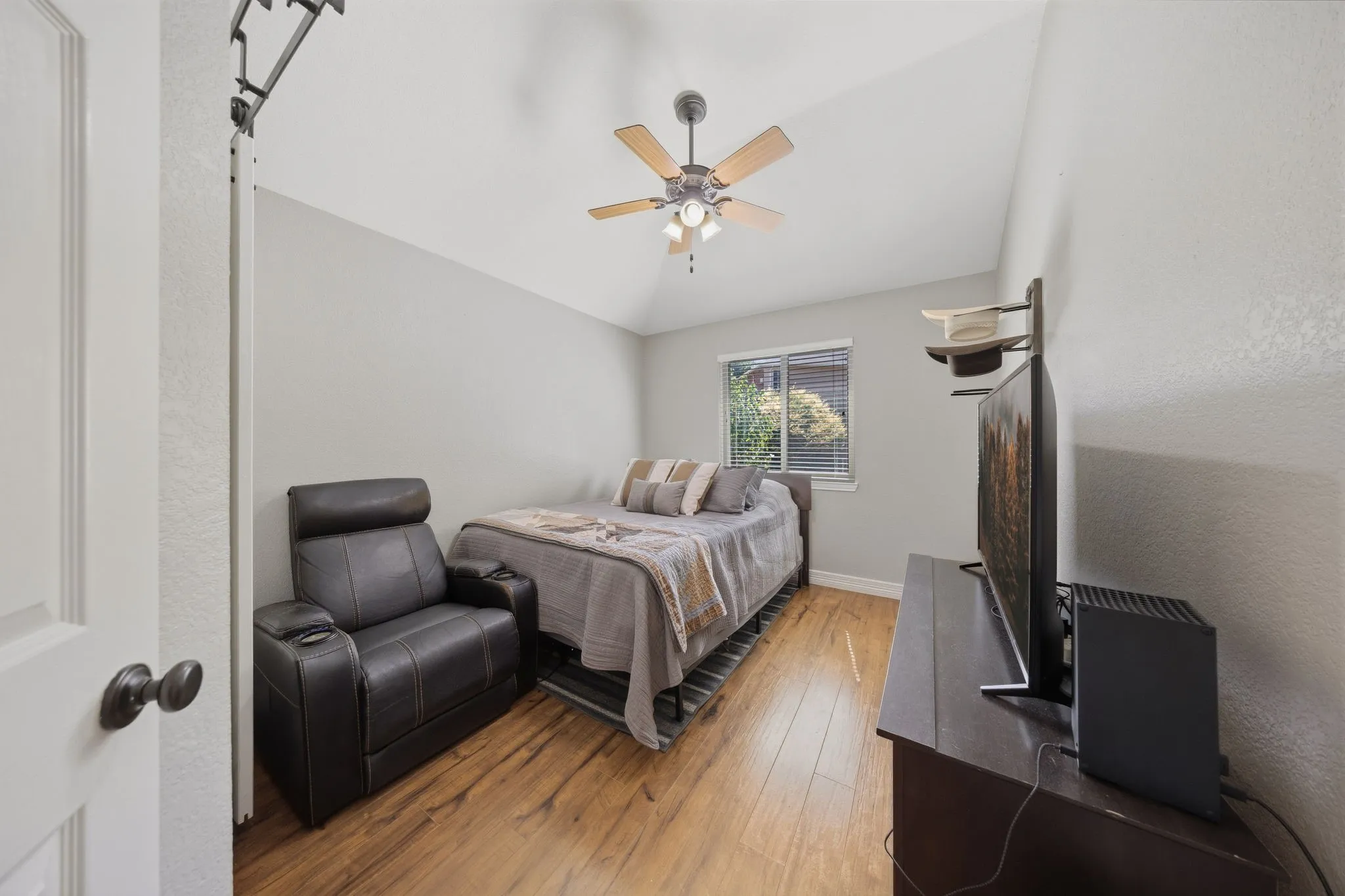 Single Family Residence For Sale in Dallas County , 1120 Regal Drive, Garland, Texas 75040, 4 Bedroom, 2 Bathroom, 2 Garage spaces, 1,940 Sqft, built in 1996, mls#21388945, Real Estate Agent in Garland, Homes For Sale in Dallas county, Homes For Sale in Garland, Realtor in Garland Texas, Real Estate Brokerage Independent Realty Texas, Luminita Cordes Realtor