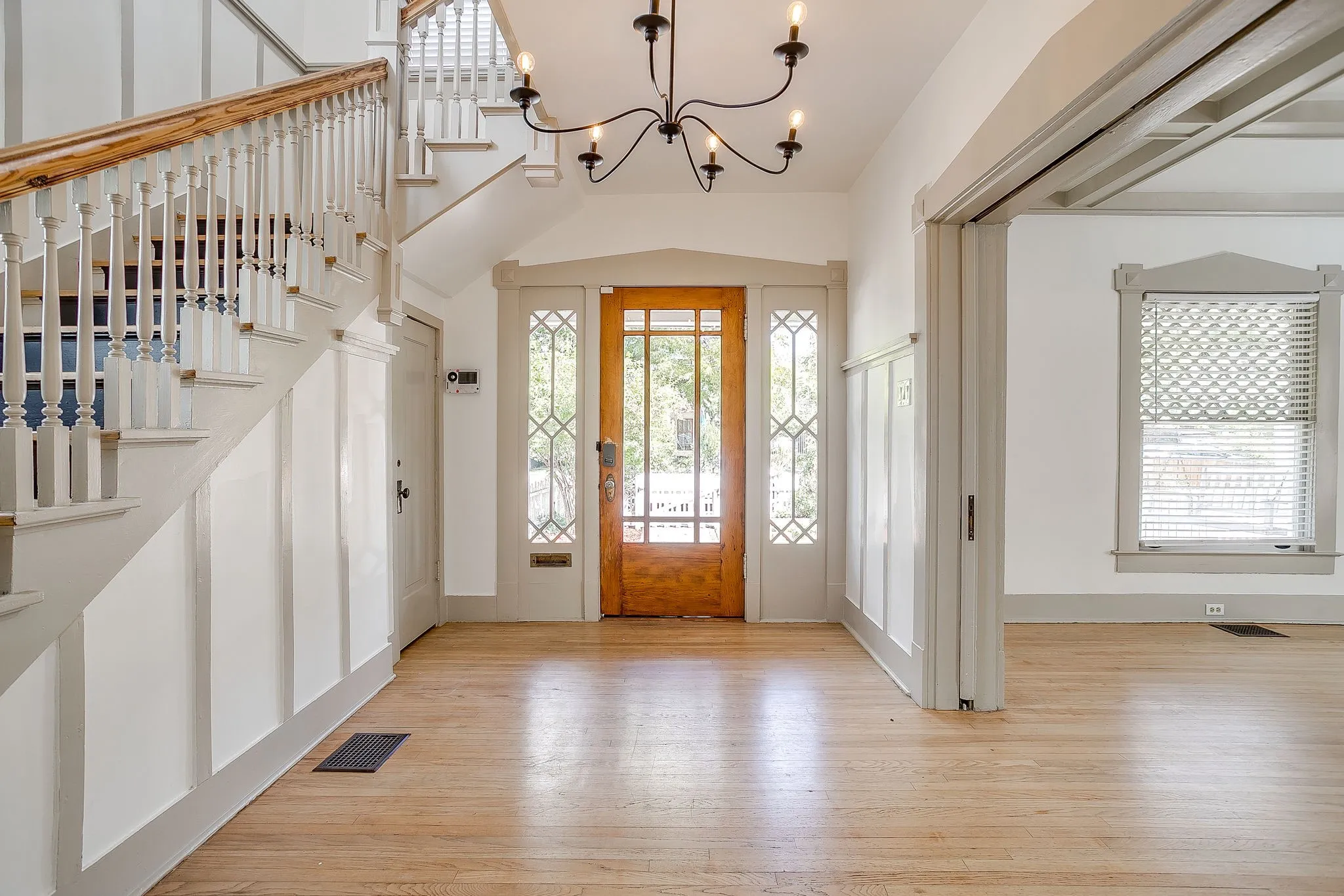 Single Family Residence For Sale in Tarrant County , 1406 6th Avenue, Fort Worth, Texas 76104, 3 Bedroom, 2 Bathroom, Garage spaces, 2,043 Sqft, built in 1915, mls#21390120, Real Estate Agent in Fort Worth, Homes For Sale in Tarrant county, Homes For Sale in Fort Worth, Realtor in Fort Worth Texas, Real Estate Brokerage Independent Realty Texas, Luminita Cordes Realtor