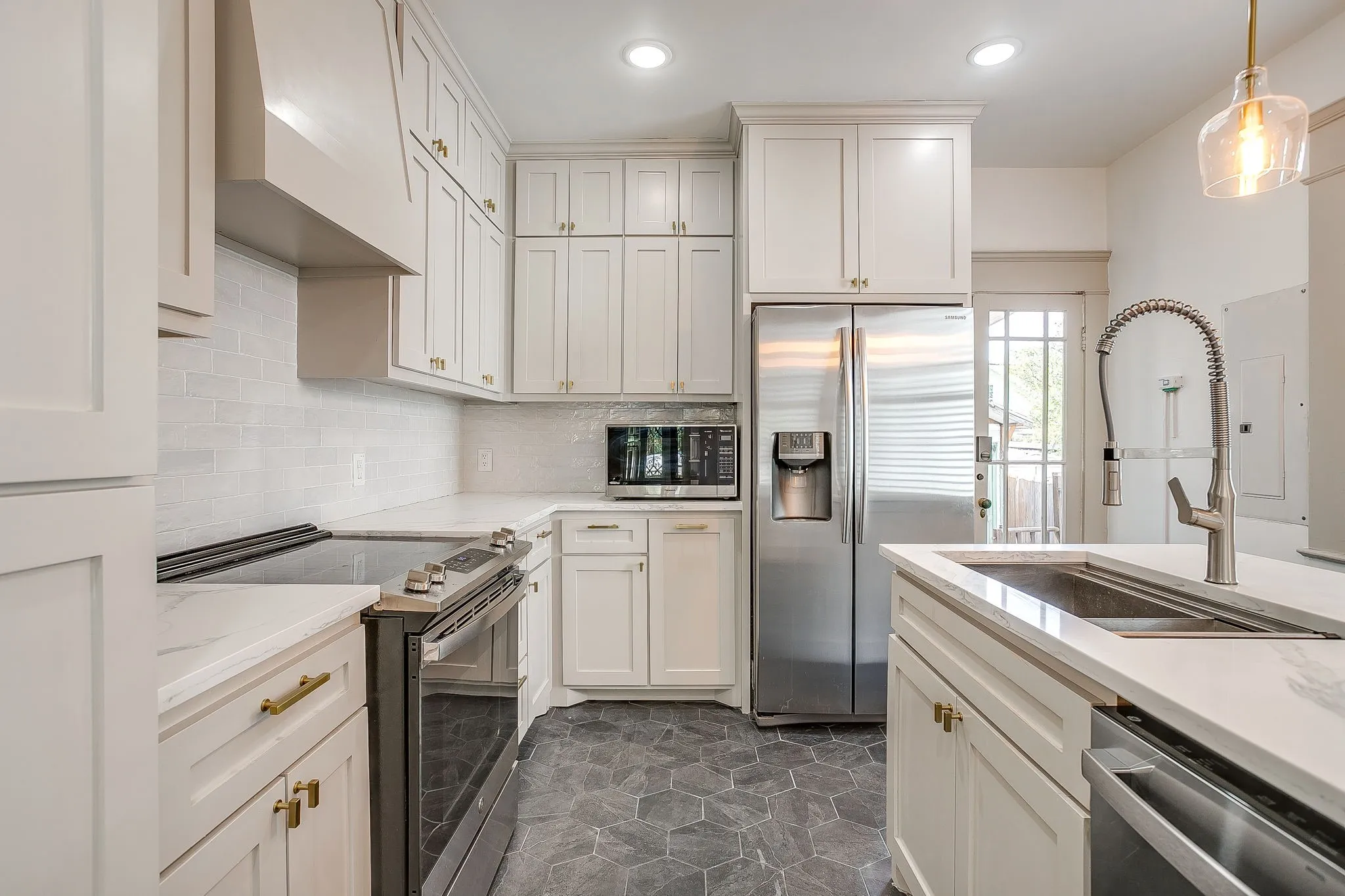 Single Family Residence For Sale in Tarrant County , 1406 6th Avenue, Fort Worth, Texas 76104, 3 Bedroom, 2 Bathroom, Garage spaces, 2,043 Sqft, built in 1915, mls#21390120, Real Estate Agent in Fort Worth, Homes For Sale in Tarrant county, Homes For Sale in Fort Worth, Realtor in Fort Worth Texas, Real Estate Brokerage Independent Realty Texas, Luminita Cordes Realtor