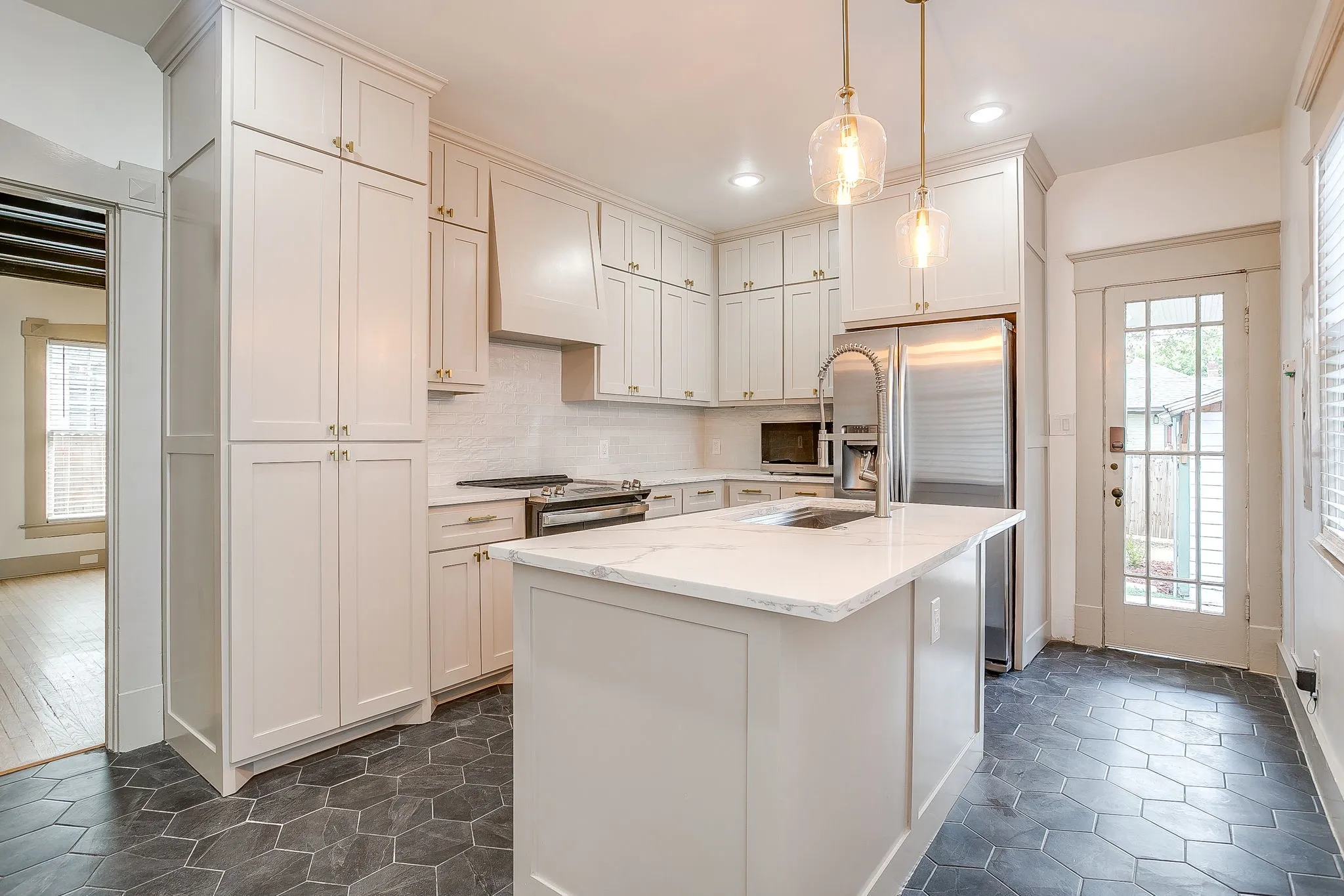 Single Family Residence For Sale in Tarrant County , 1406 6th Avenue, Fort Worth, Texas 76104, 3 Bedroom, 2 Bathroom, Garage spaces, 2,043 Sqft, built in 1915, mls#21390120, Real Estate Agent in Fort Worth, Homes For Sale in Tarrant county, Homes For Sale in Fort Worth, Realtor in Fort Worth Texas, Real Estate Brokerage Independent Realty Texas, Luminita Cordes Realtor