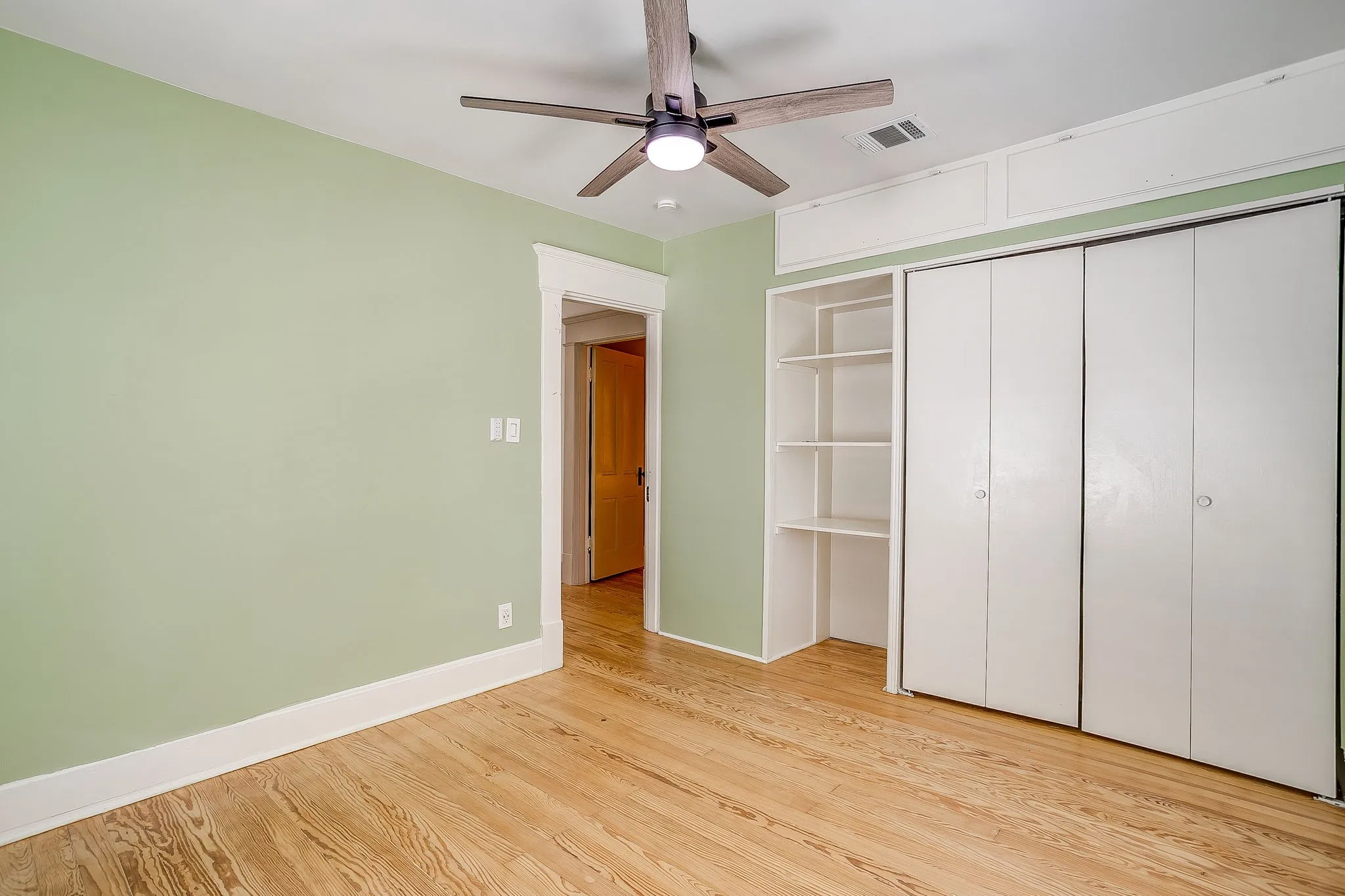 Single Family Residence For Sale in Tarrant County , 1406 6th Avenue, Fort Worth, Texas 76104, 3 Bedroom, 2 Bathroom, Garage spaces, 2,043 Sqft, built in 1915, mls#21390120, Real Estate Agent in Fort Worth, Homes For Sale in Tarrant county, Homes For Sale in Fort Worth, Realtor in Fort Worth Texas, Real Estate Brokerage Independent Realty Texas, Luminita Cordes Realtor