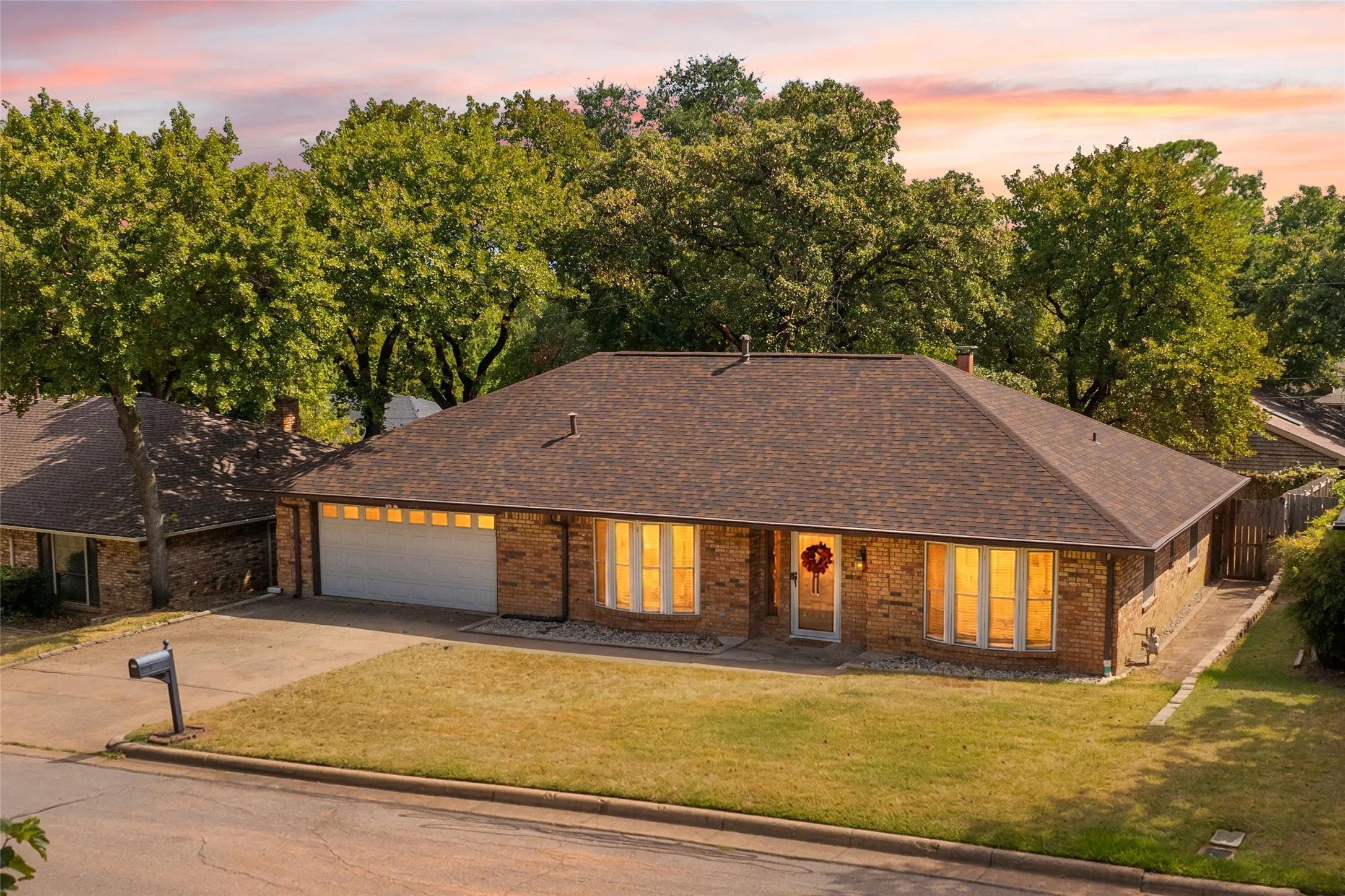 Single Family Residence For Sale in Tarrant County , 5710 Valley Ridge Court, Arlington, Texas 76017, 3 Bedroom, 2 Bathroom, 2 Garage spaces, 1,736 Sqft, built in 1978, mls#21356399, Real Estate Agent in Arlington, Homes For Sale in Tarrant county, Homes For Sale in Arlington, Realtor in Arlington Texas, Real Estate Brokerage Independent Realty Texas, Luminita Cordes Realtor