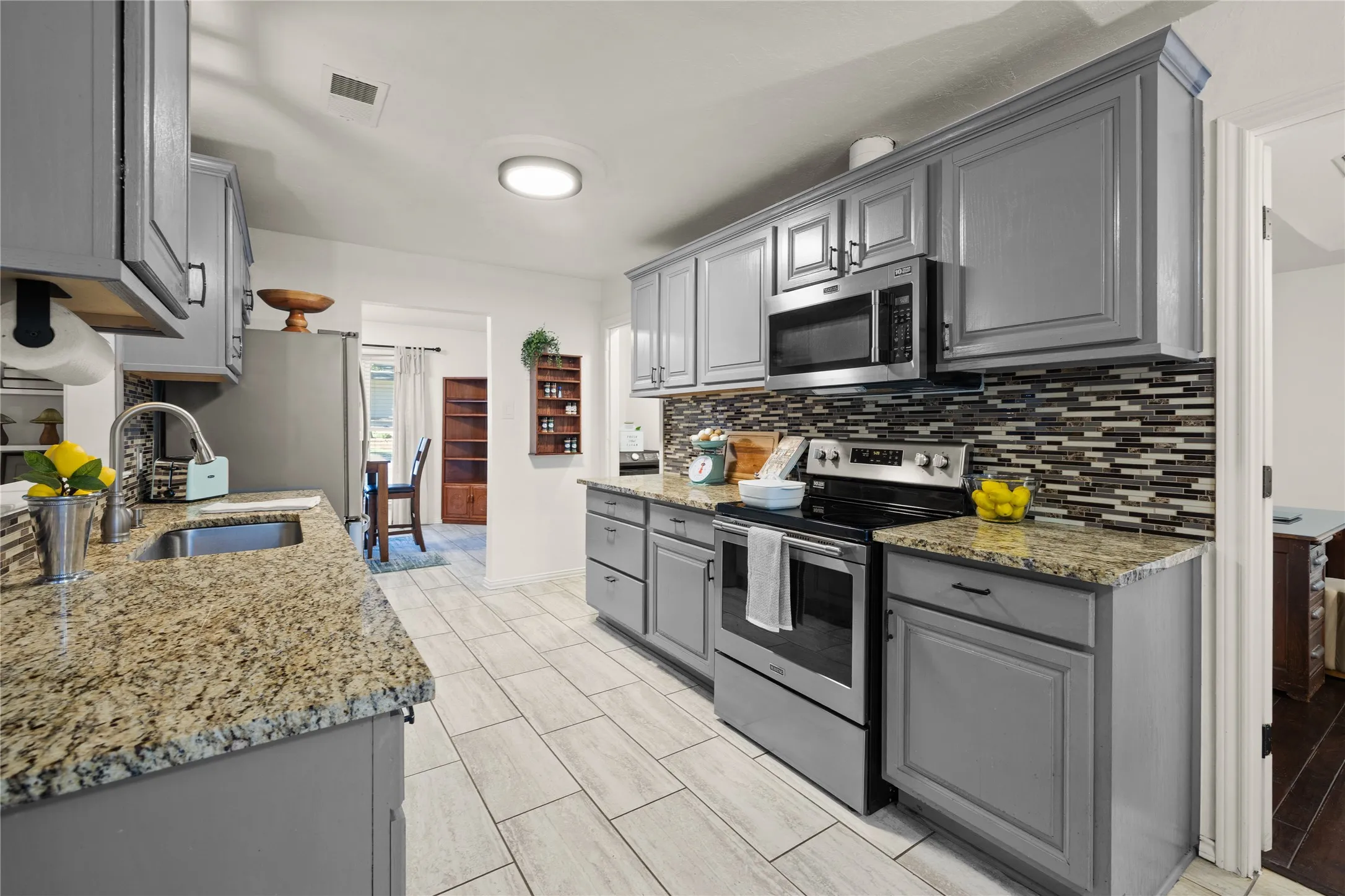 Single Family Residence For Sale in Tarrant County , 5710 Valley Ridge Court, Arlington, Texas 76017, 3 Bedroom, 2 Bathroom, 2 Garage spaces, 1,736 Sqft, built in 1978, mls#21356399, Real Estate Agent in Arlington, Homes For Sale in Tarrant county, Homes For Sale in Arlington, Realtor in Arlington Texas, Real Estate Brokerage Independent Realty Texas, Luminita Cordes Realtor