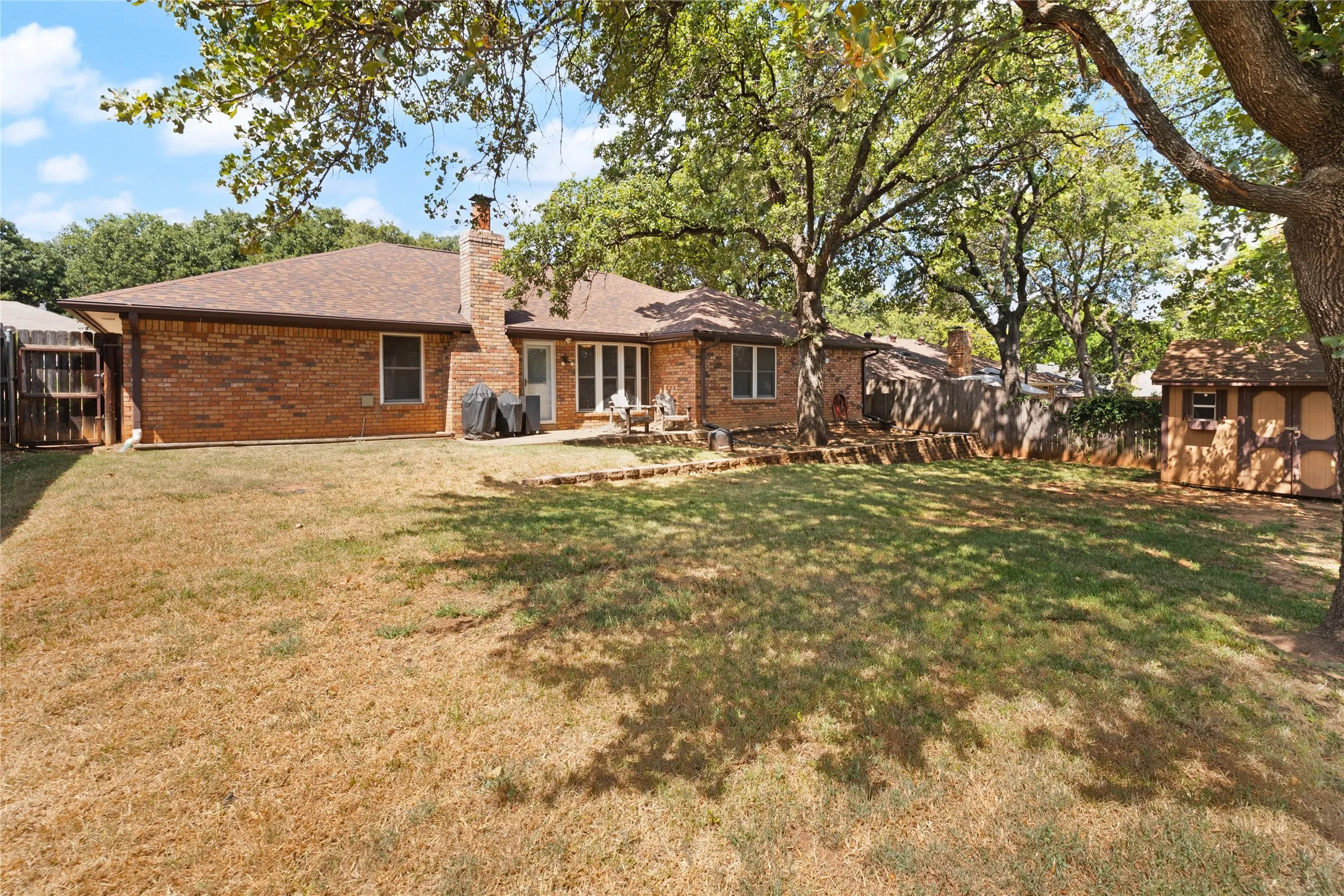 Single Family Residence For Sale in Tarrant County , 5710 Valley Ridge Court, Arlington, Texas 76017, 3 Bedroom, 2 Bathroom, 2 Garage spaces, 1,736 Sqft, built in 1978, mls#21356399, Real Estate Agent in Arlington, Homes For Sale in Tarrant county, Homes For Sale in Arlington, Realtor in Arlington Texas, Real Estate Brokerage Independent Realty Texas, Luminita Cordes Realtor