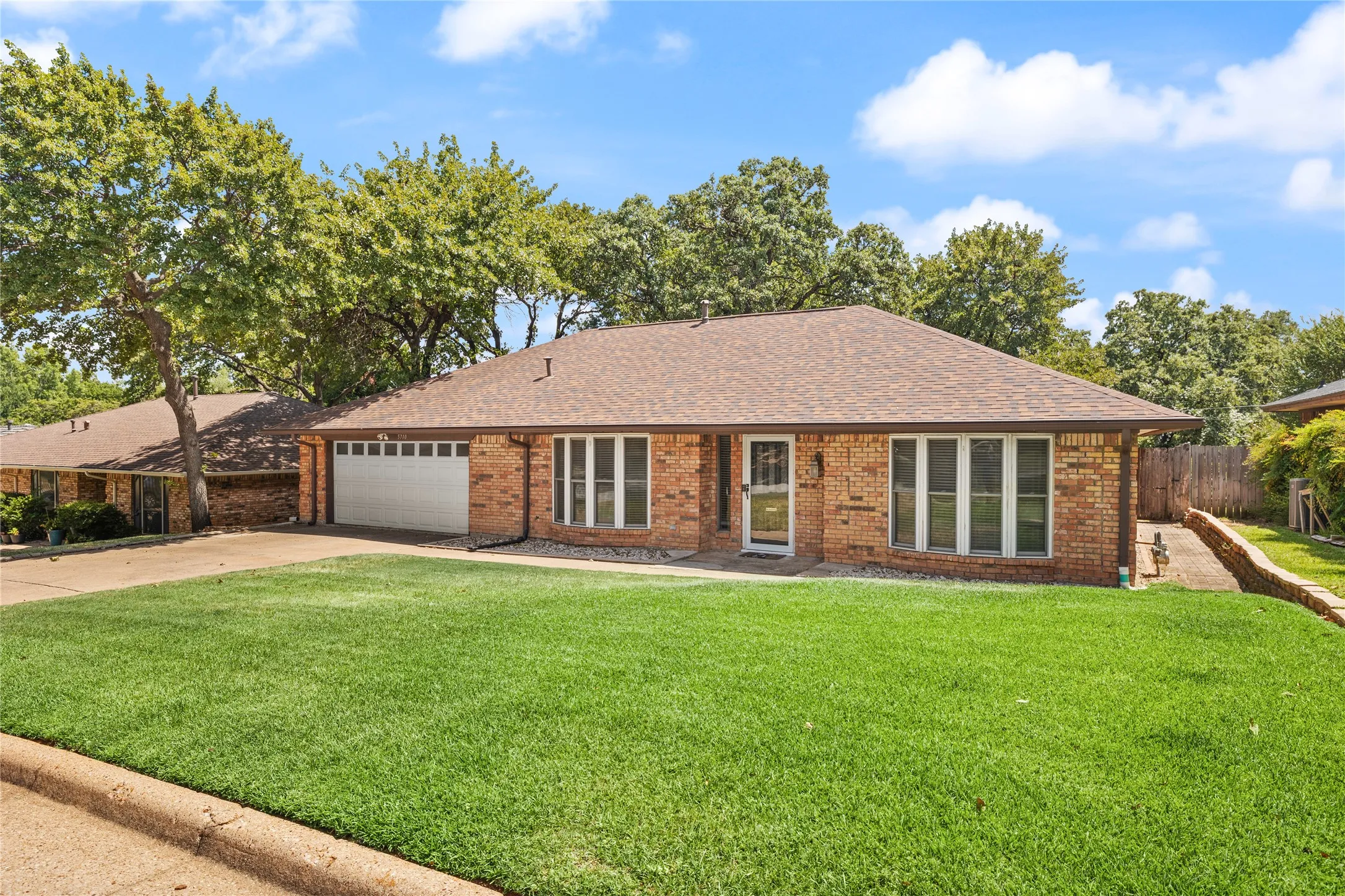 Single Family Residence For Sale in Tarrant County , 5710 Valley Ridge Court, Arlington, Texas 76017, 3 Bedroom, 2 Bathroom, 2 Garage spaces, 1,736 Sqft, built in 1978, mls#21356399, Real Estate Agent in Arlington, Homes For Sale in Tarrant county, Homes For Sale in Arlington, Realtor in Arlington Texas, Real Estate Brokerage Independent Realty Texas, Luminita Cordes Realtor