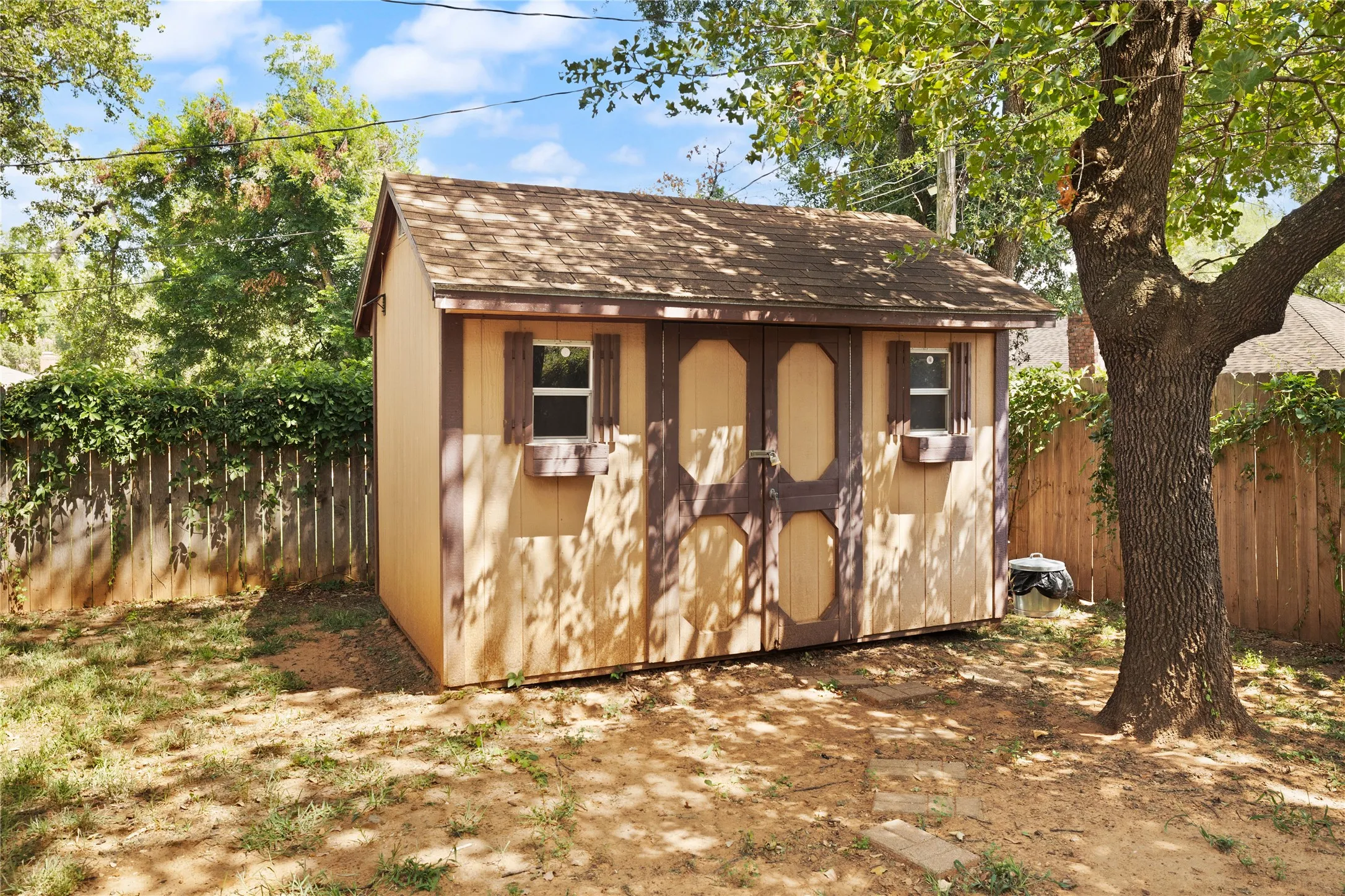 Single Family Residence For Sale in Tarrant County , 5710 Valley Ridge Court, Arlington, Texas 76017, 3 Bedroom, 2 Bathroom, 2 Garage spaces, 1,736 Sqft, built in 1978, mls#21356399, Real Estate Agent in Arlington, Homes For Sale in Tarrant county, Homes For Sale in Arlington, Realtor in Arlington Texas, Real Estate Brokerage Independent Realty Texas, Luminita Cordes Realtor