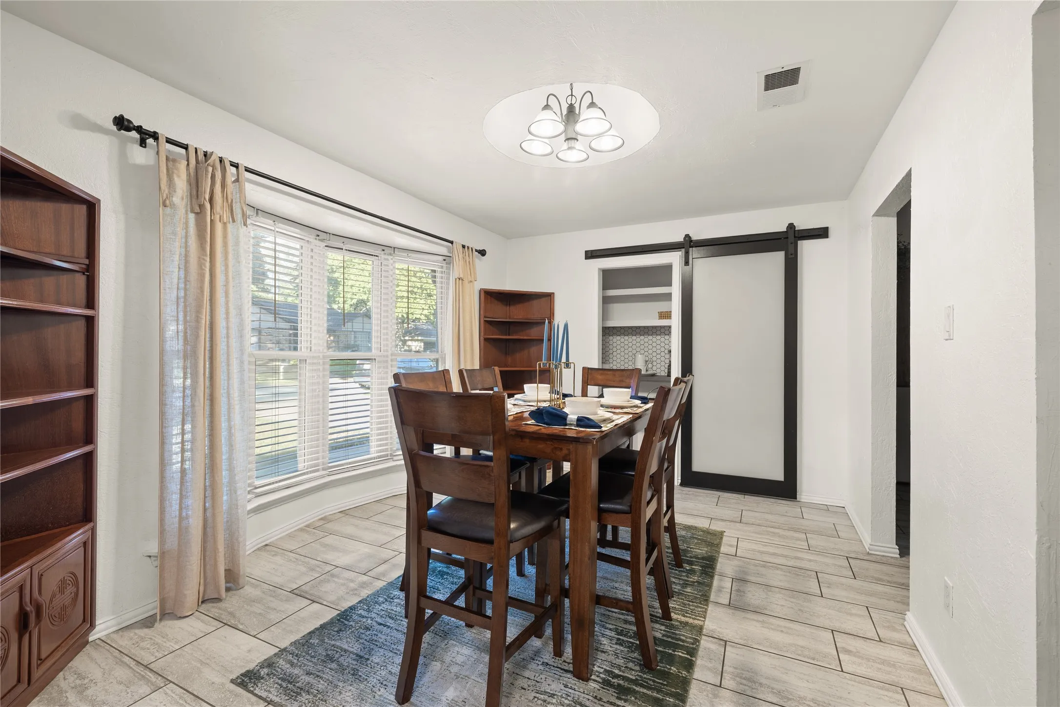Single Family Residence For Sale in Tarrant County , 5710 Valley Ridge Court, Arlington, Texas 76017, 3 Bedroom, 2 Bathroom, 2 Garage spaces, 1,736 Sqft, built in 1978, mls#21356399, Real Estate Agent in Arlington, Homes For Sale in Tarrant county, Homes For Sale in Arlington, Realtor in Arlington Texas, Real Estate Brokerage Independent Realty Texas, Luminita Cordes Realtor