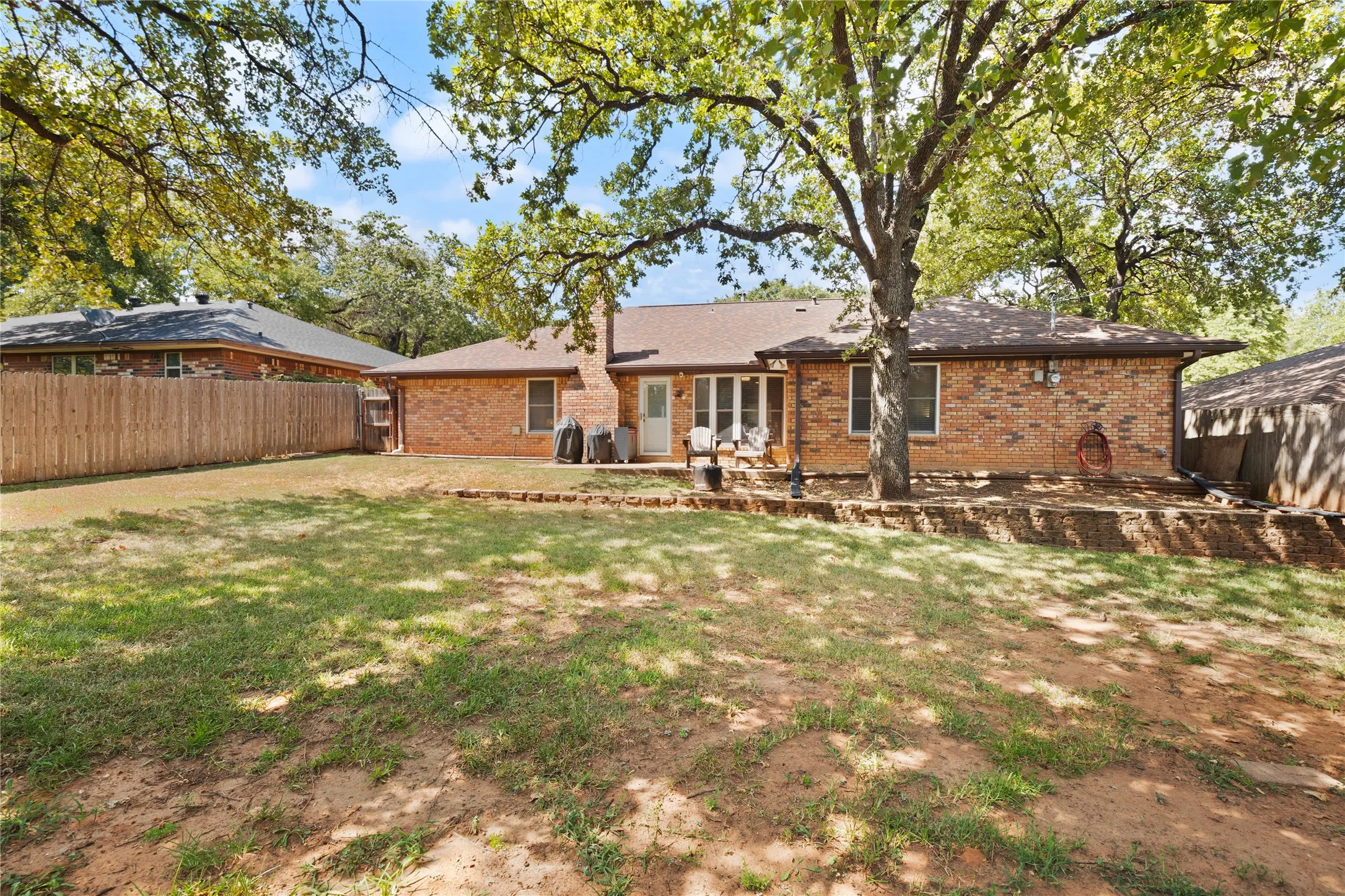 Single Family Residence For Sale in Tarrant County , 5710 Valley Ridge Court, Arlington, Texas 76017, 3 Bedroom, 2 Bathroom, 2 Garage spaces, 1,736 Sqft, built in 1978, mls#21356399, Real Estate Agent in Arlington, Homes For Sale in Tarrant county, Homes For Sale in Arlington, Realtor in Arlington Texas, Real Estate Brokerage Independent Realty Texas, Luminita Cordes Realtor